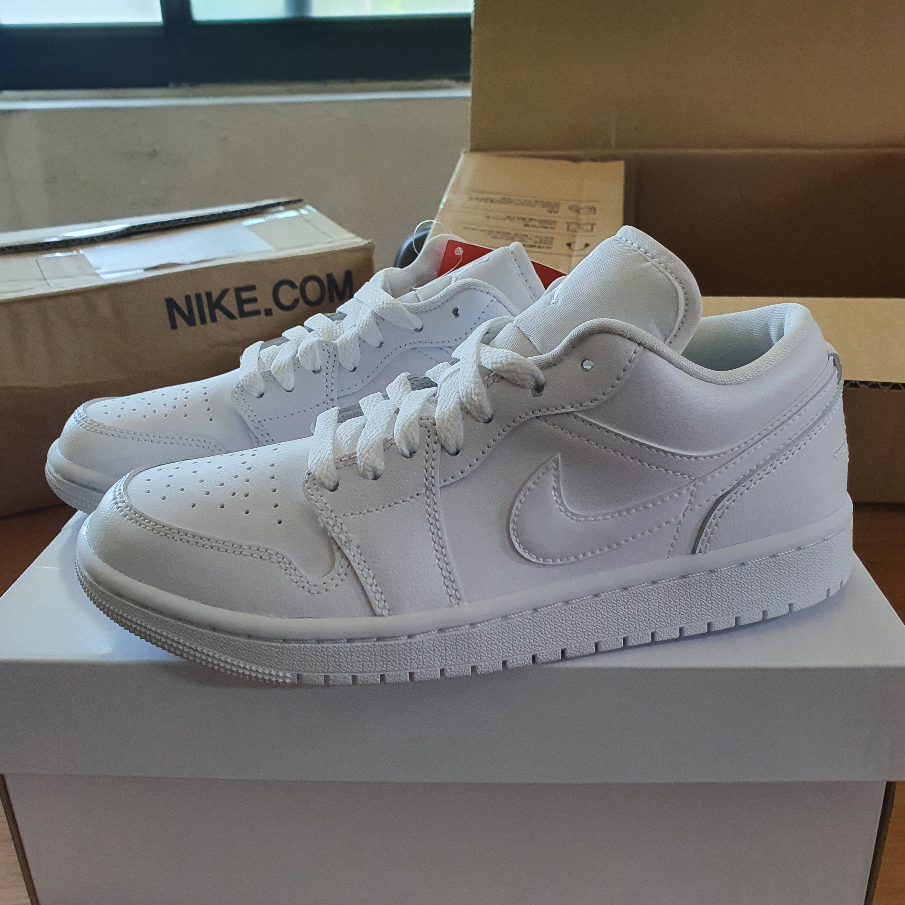 (W) Jordan 1 Low Triple White 2022 착용 스타일 - 1