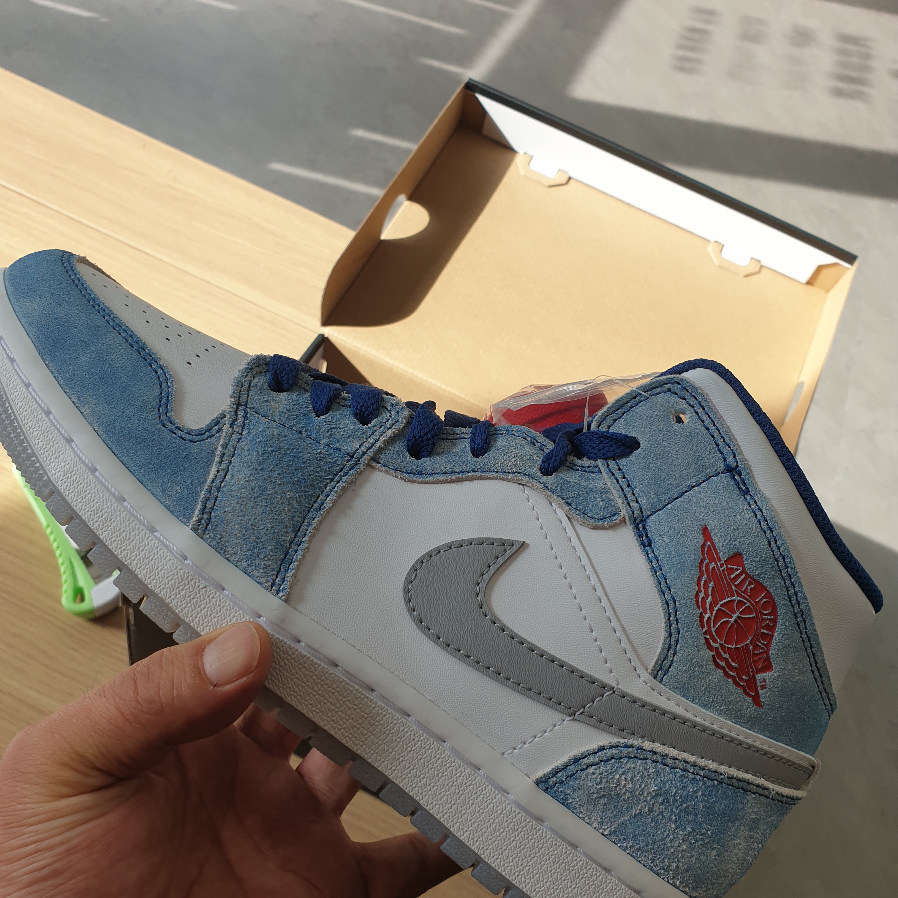 Jordan 1 Mid SE French Blue Fire Red 착용 스타일 - 4