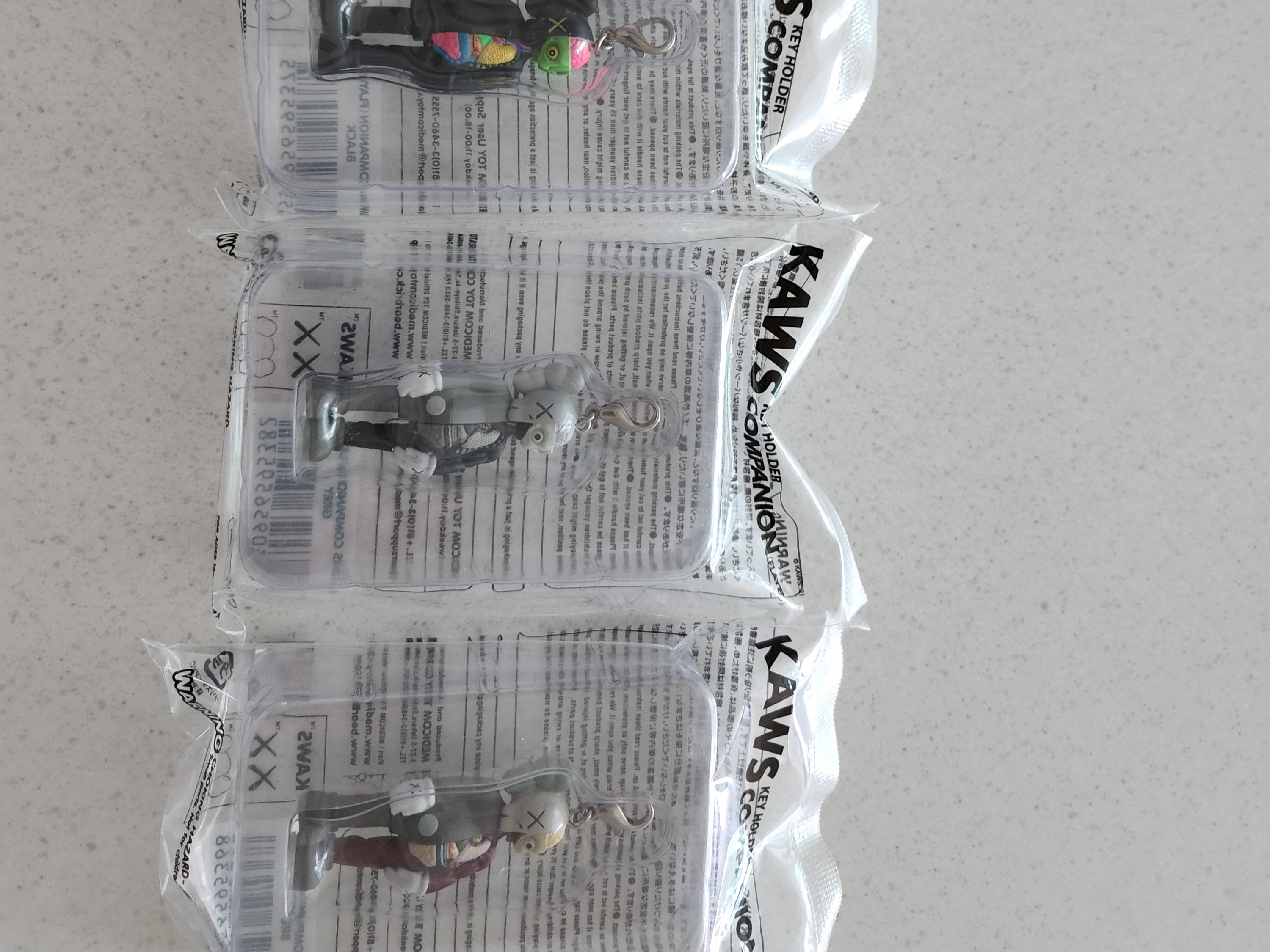 Kaws Tokyo First Companion Flayed Keychain Grey, Kaws Tokyo First Companion Flayed Keychain Brown 착용 스타일
