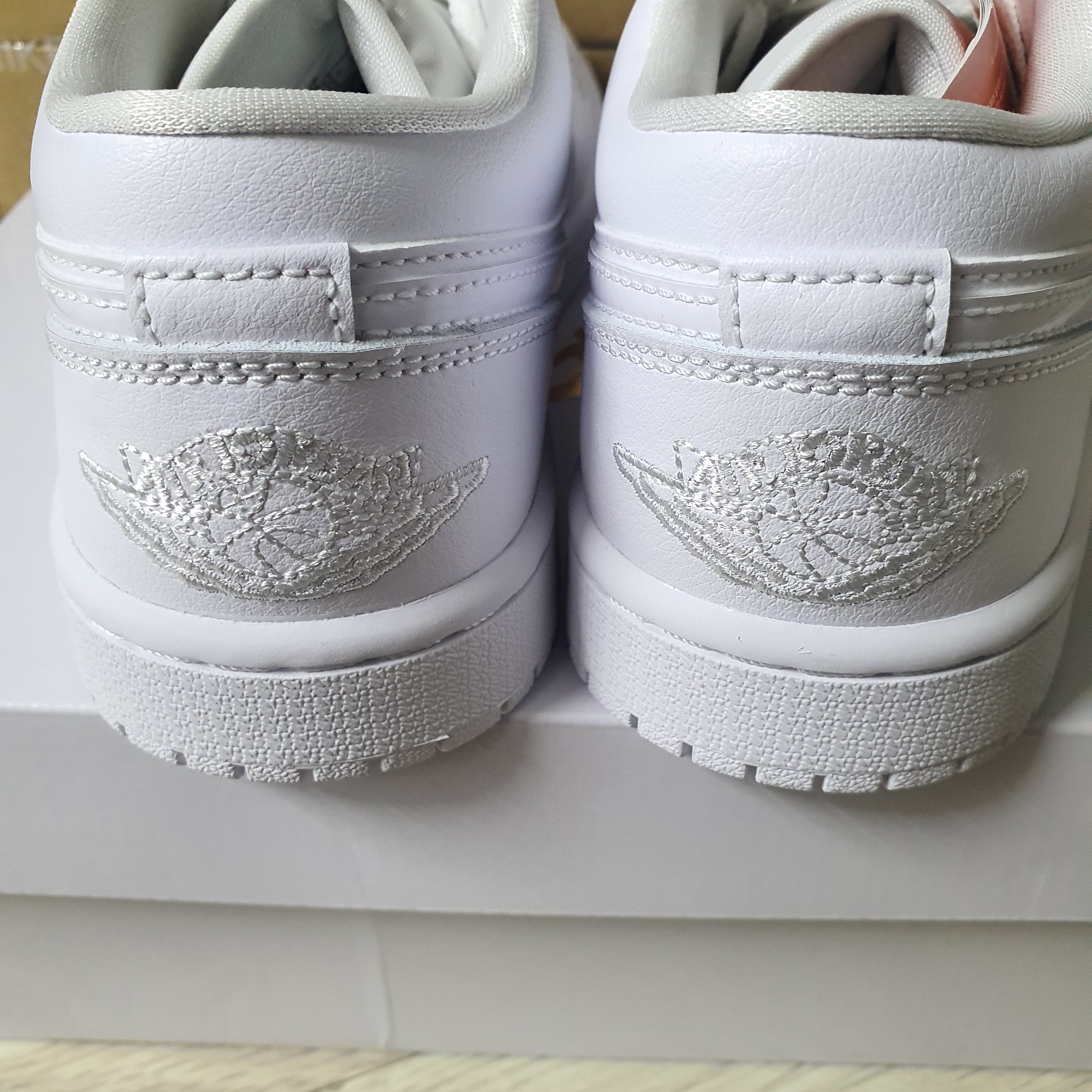 (W) Jordan 1 Low Triple White 2022 착용 스타일 - 3