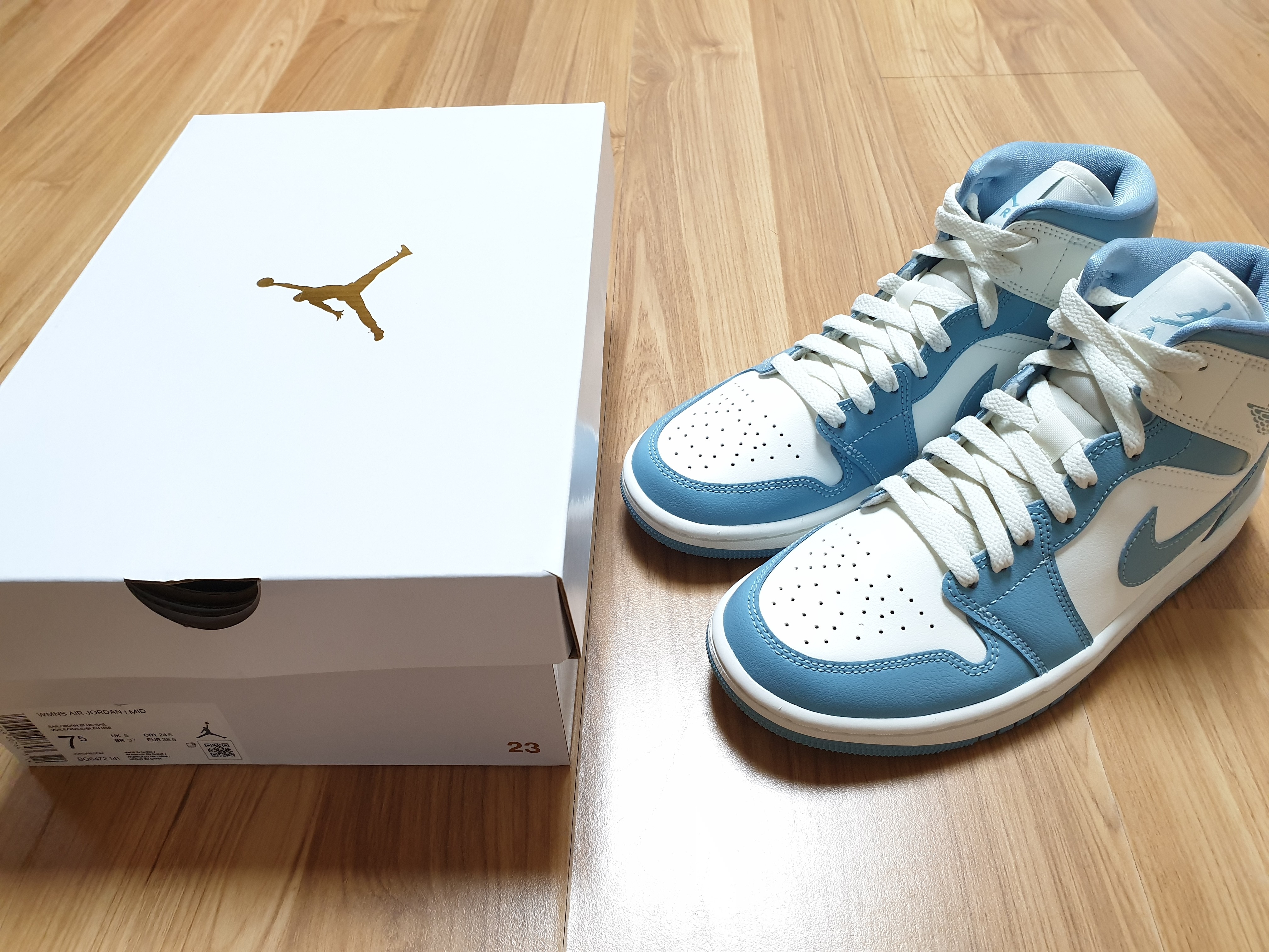 (W) Jordan 1 Mid Sail and Worn Blue 착용 스타일 - 2