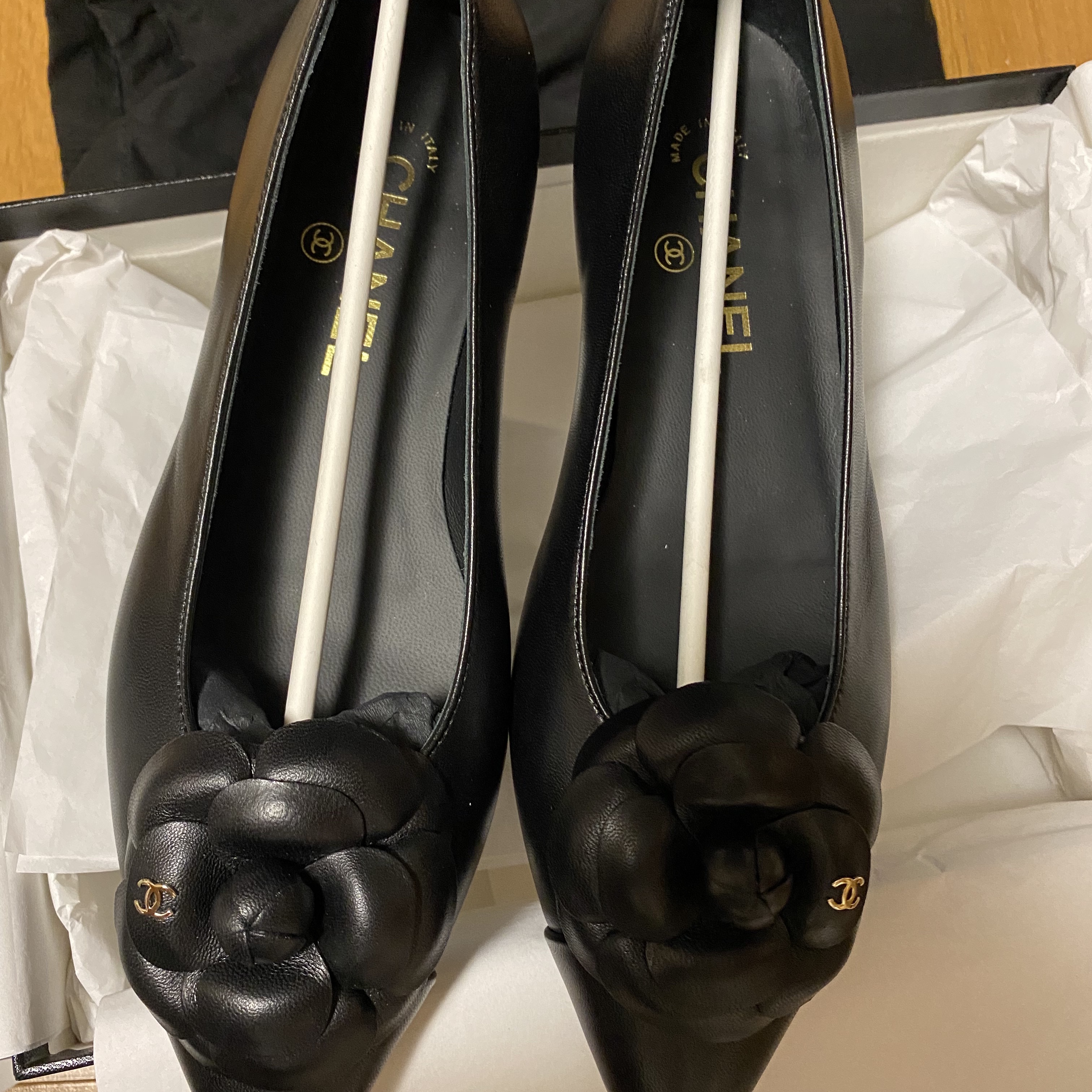 (W) Chanel Camellia Ballerina Flat Lambskin & Black 착용 스타일