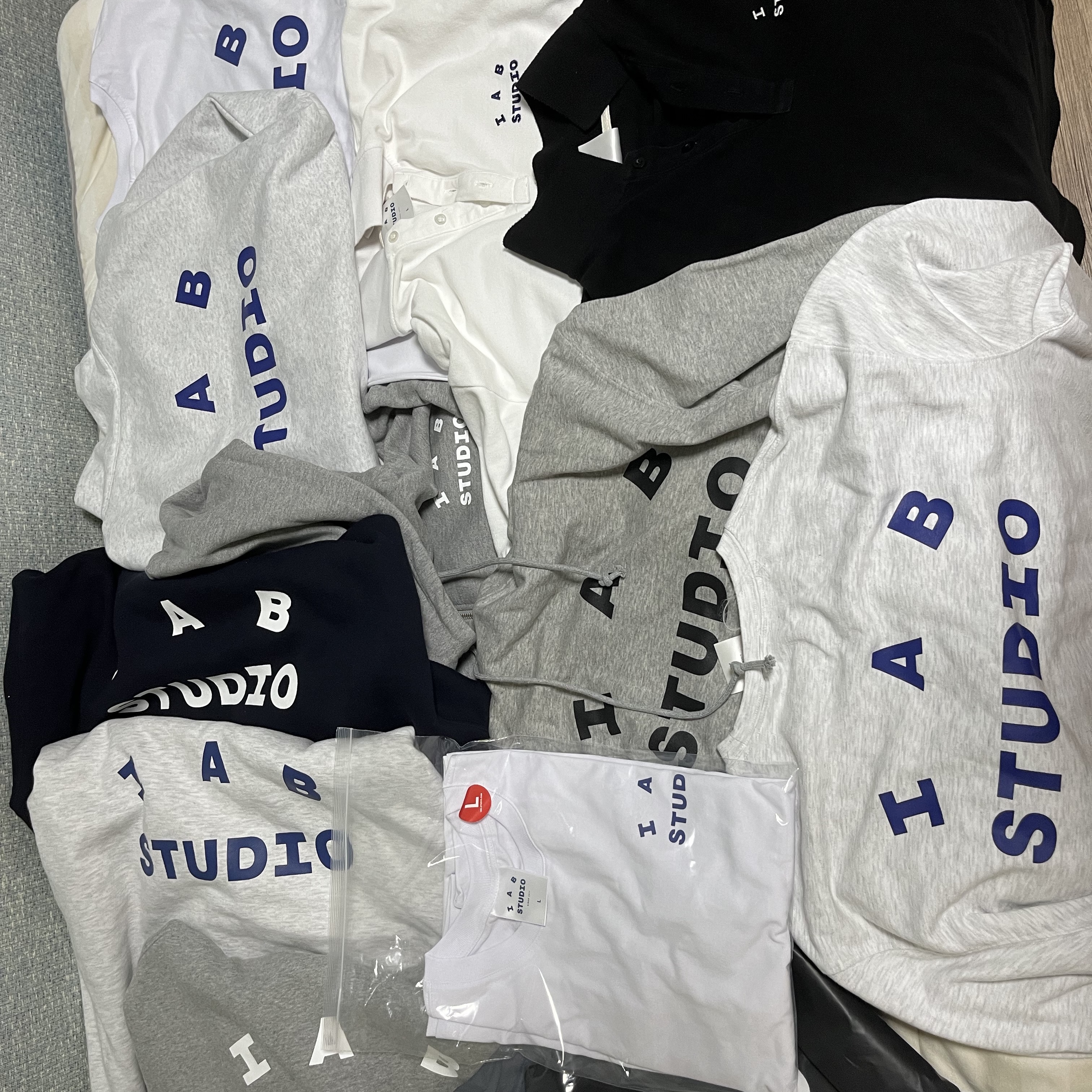 IAB Studio Zip-Up Hoodie Gray - 22FW, IAB Studio T-Shirt White Navy - 22FW 착용 스타일