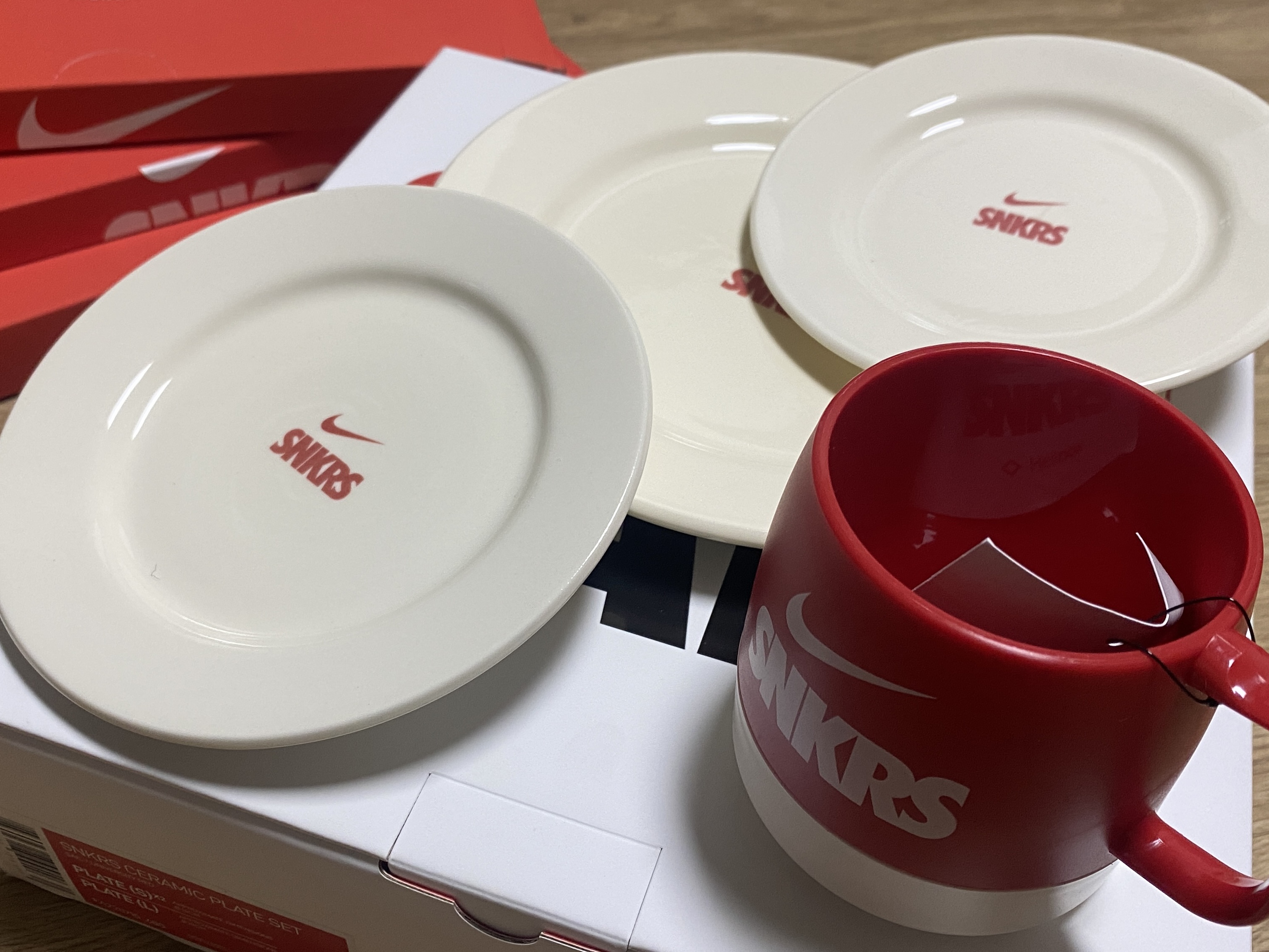 Helinox x Nike SNKRS Lounge Souvenir Dinex Mug Red White, Nike SNKRS Ceramic Plate Set Sail University Red 착용 스타일