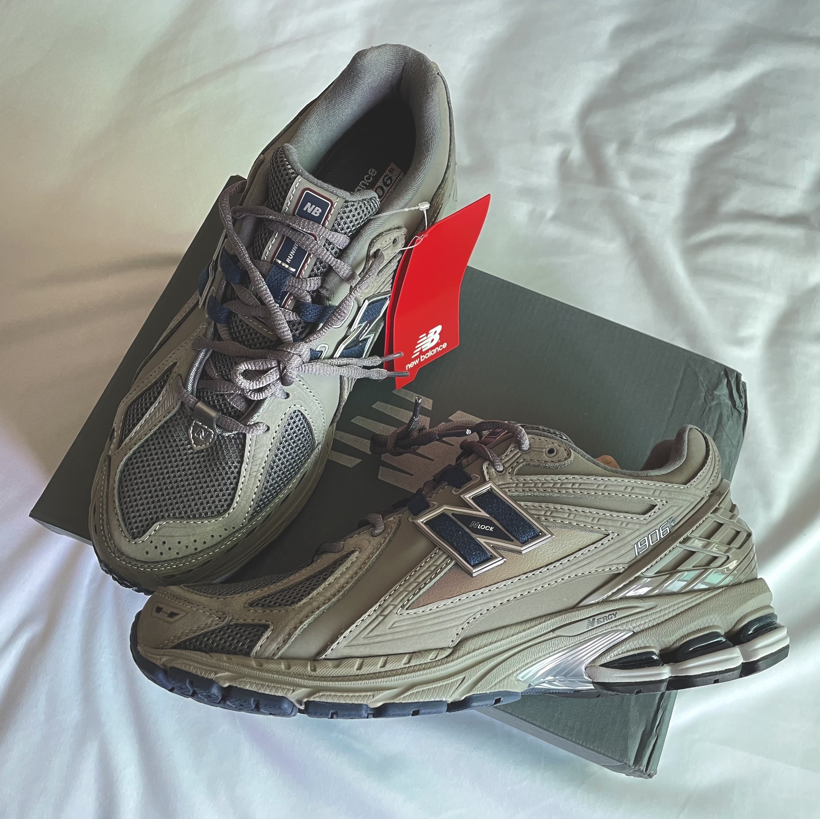 New Balance 1906R Charcoal Grey 착용 스타일