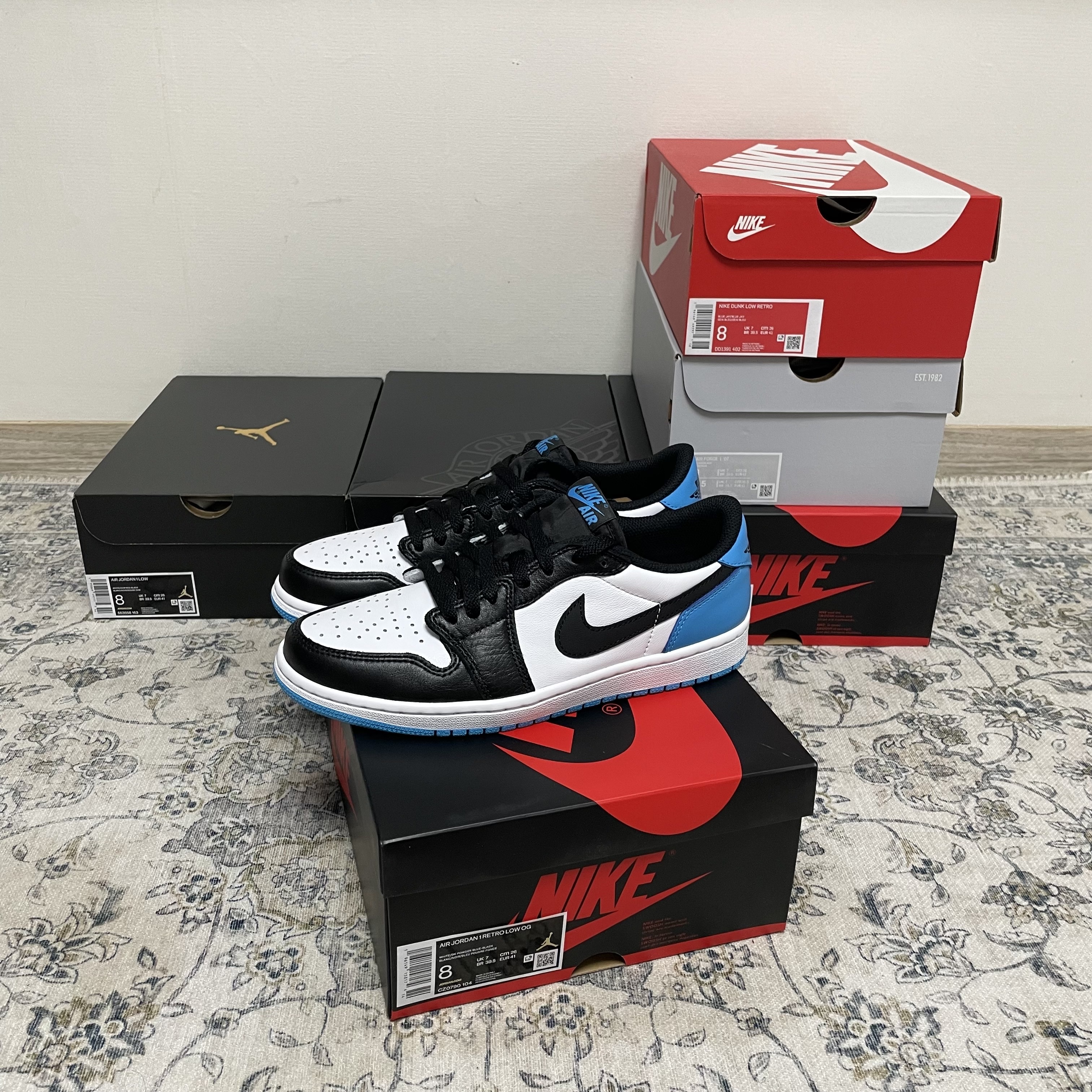 Jordan 1 Retro Low OG Black and Dark Powder Blue 착용 스타일