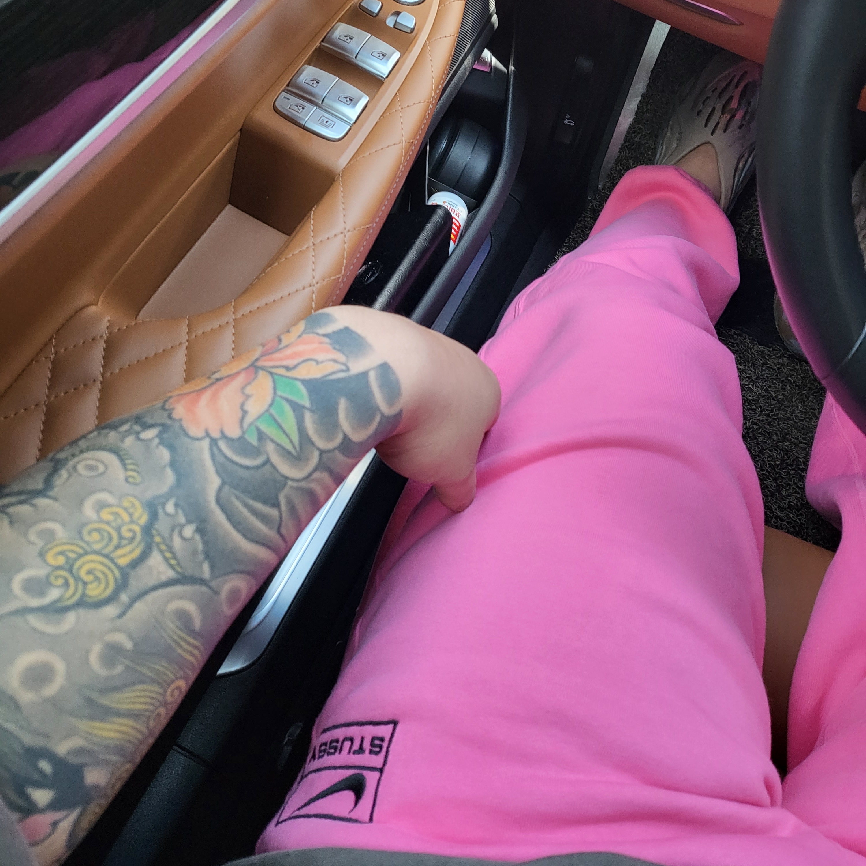 Nike x Stussy NRG Washed Fleece Pants Lotus PInk (DO5296-670), Adidas Yeezy Foam RNNR MX Sand Grey 착용 스타일