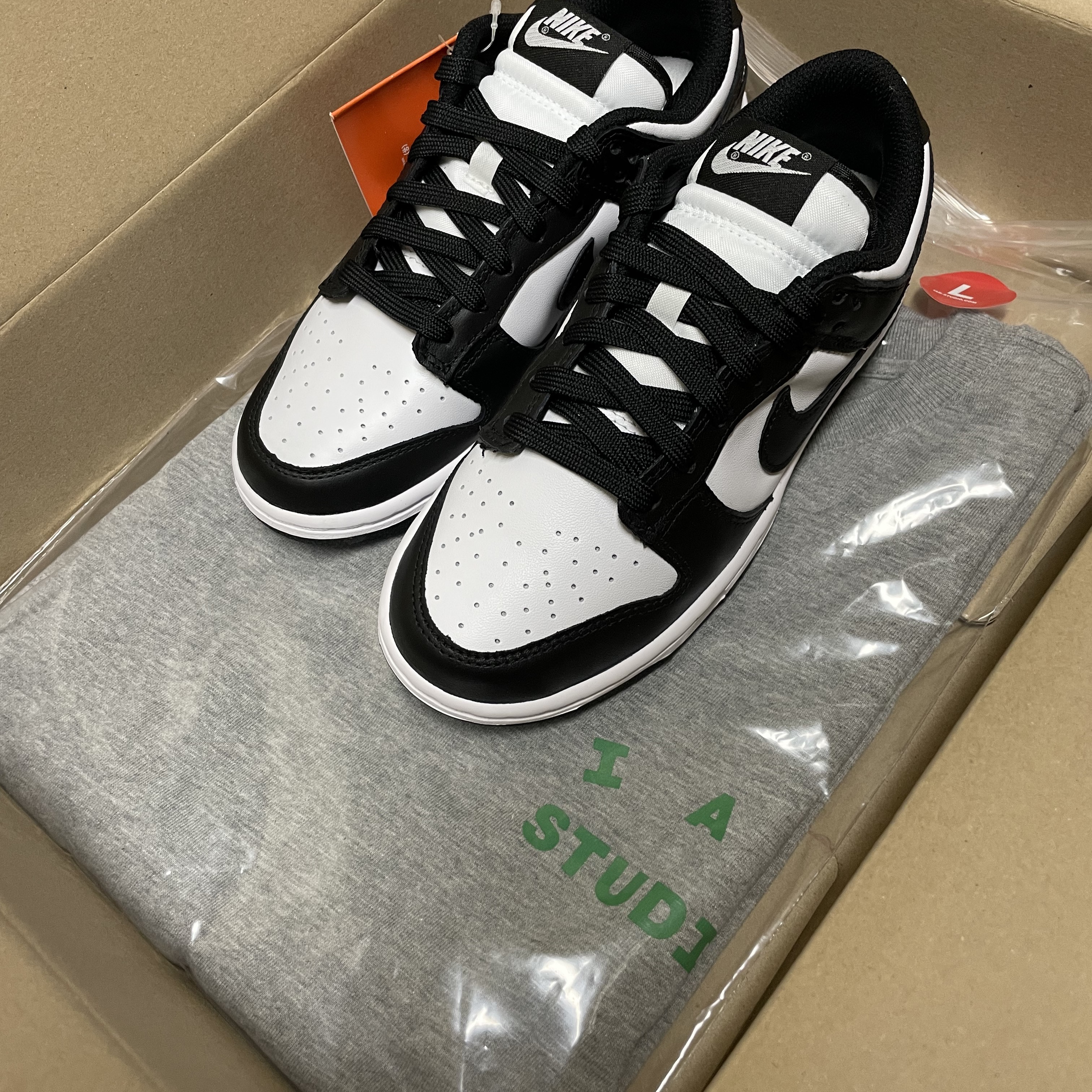 (W) Nike Dunk Low Black, IAB Studio T-Shirt Gray Green - 22FW 착용 스타일
