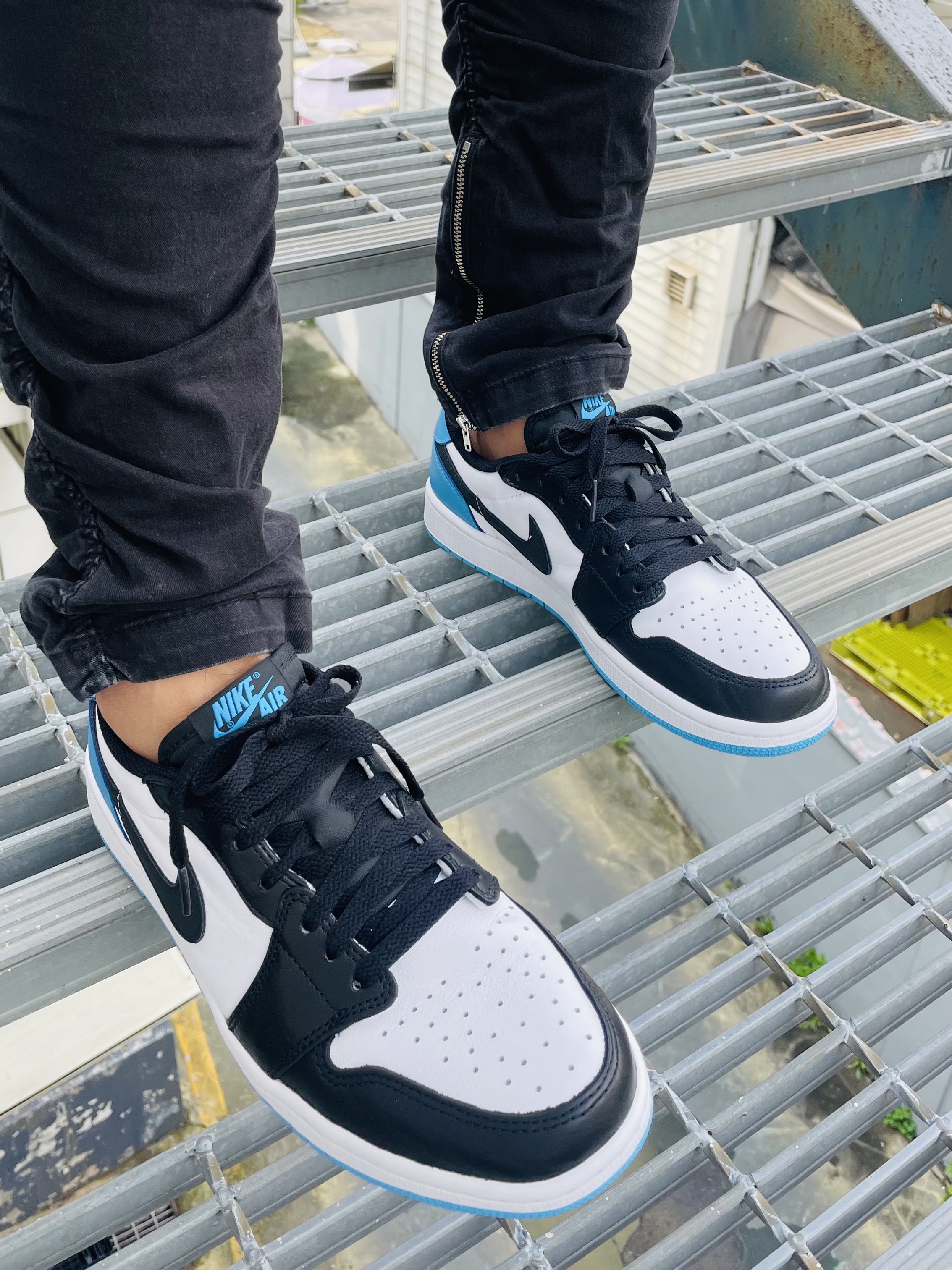 Jordan 1 Retro Low OG Black and Dark Powder Blue 착용 스타일 - 2