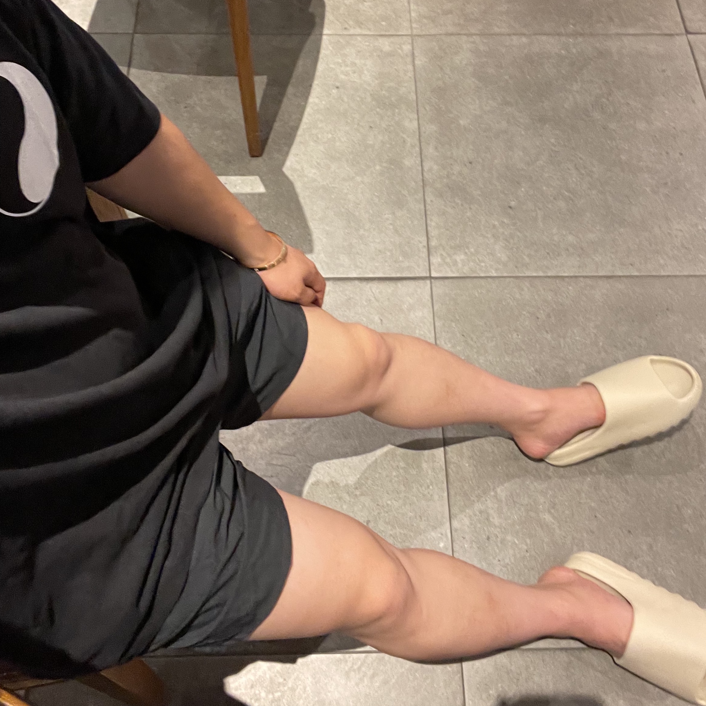 Stussy x Our Legacy Ying Yang Pig. Dyed T-Shirt Black, Adidas Yeezy Slide Bone 2022/2023 착용 스타일