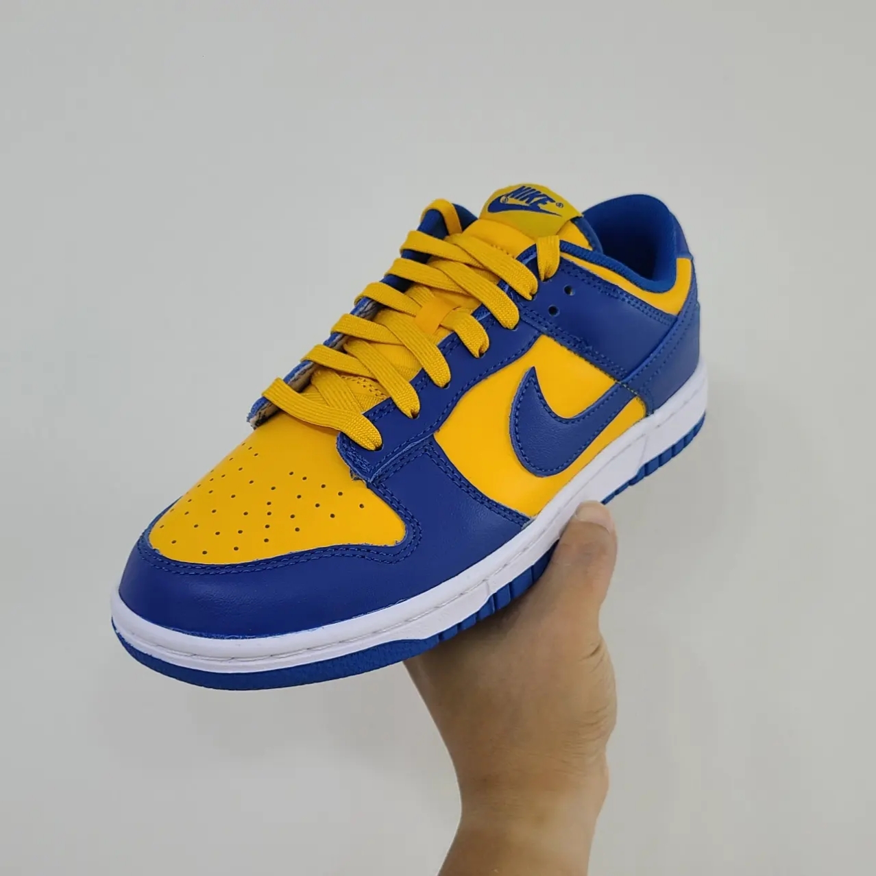Nike Dunk Low Retro Blue Jay and University Gold 착용 스타일 - 1