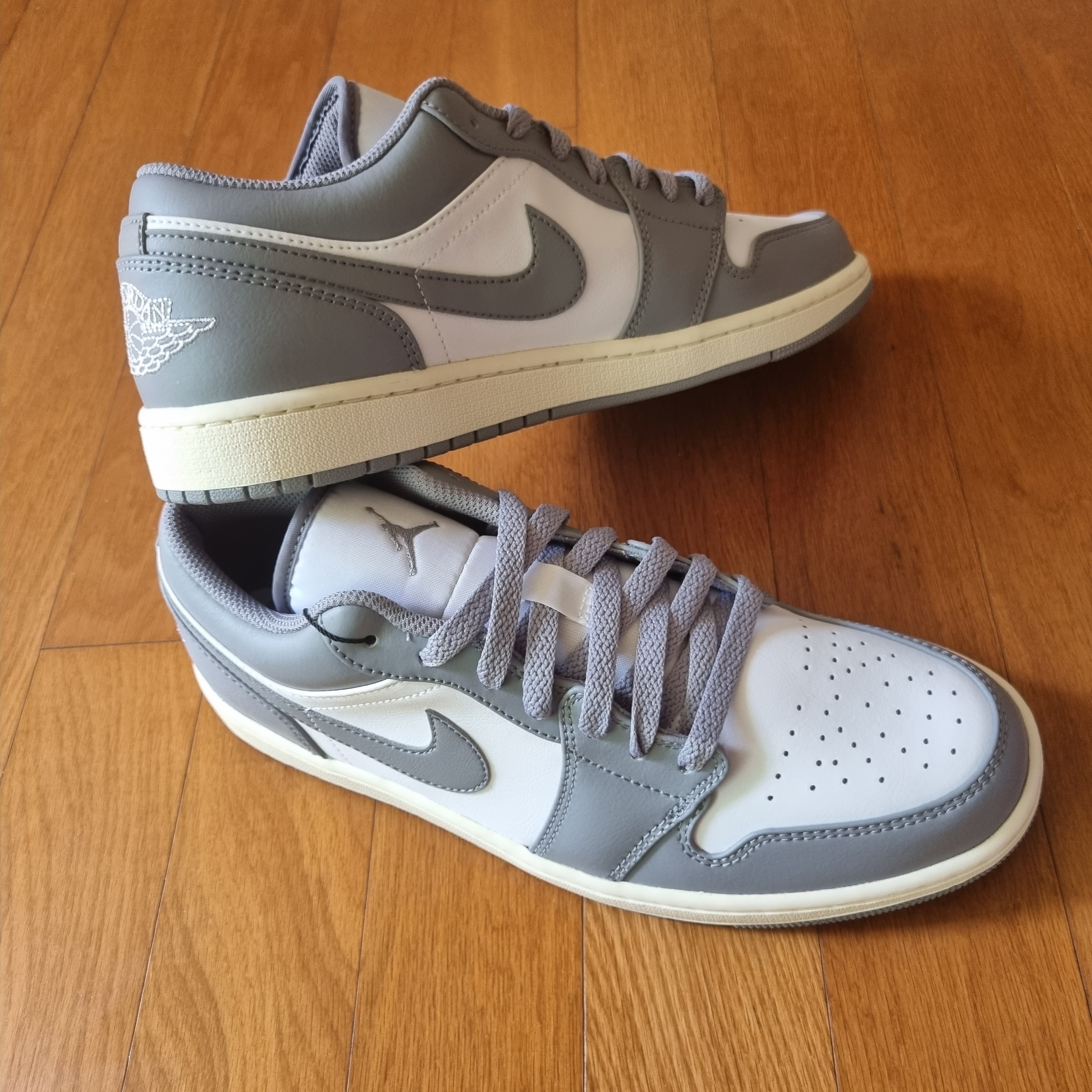 Jordan 1 Low Stealth and White 착용 스타일 - 1