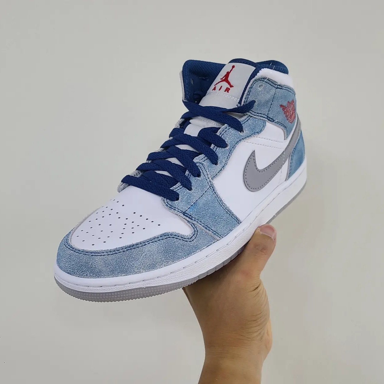Jordan 1 Mid SE French Blue Fire Red 착용 스타일 - 1