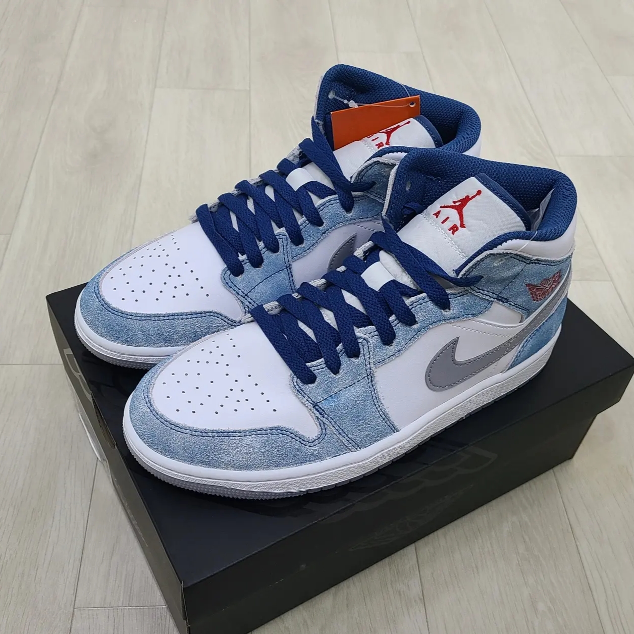 Jordan 1 Mid SE French Blue Fire Red 착용 스타일 - 2