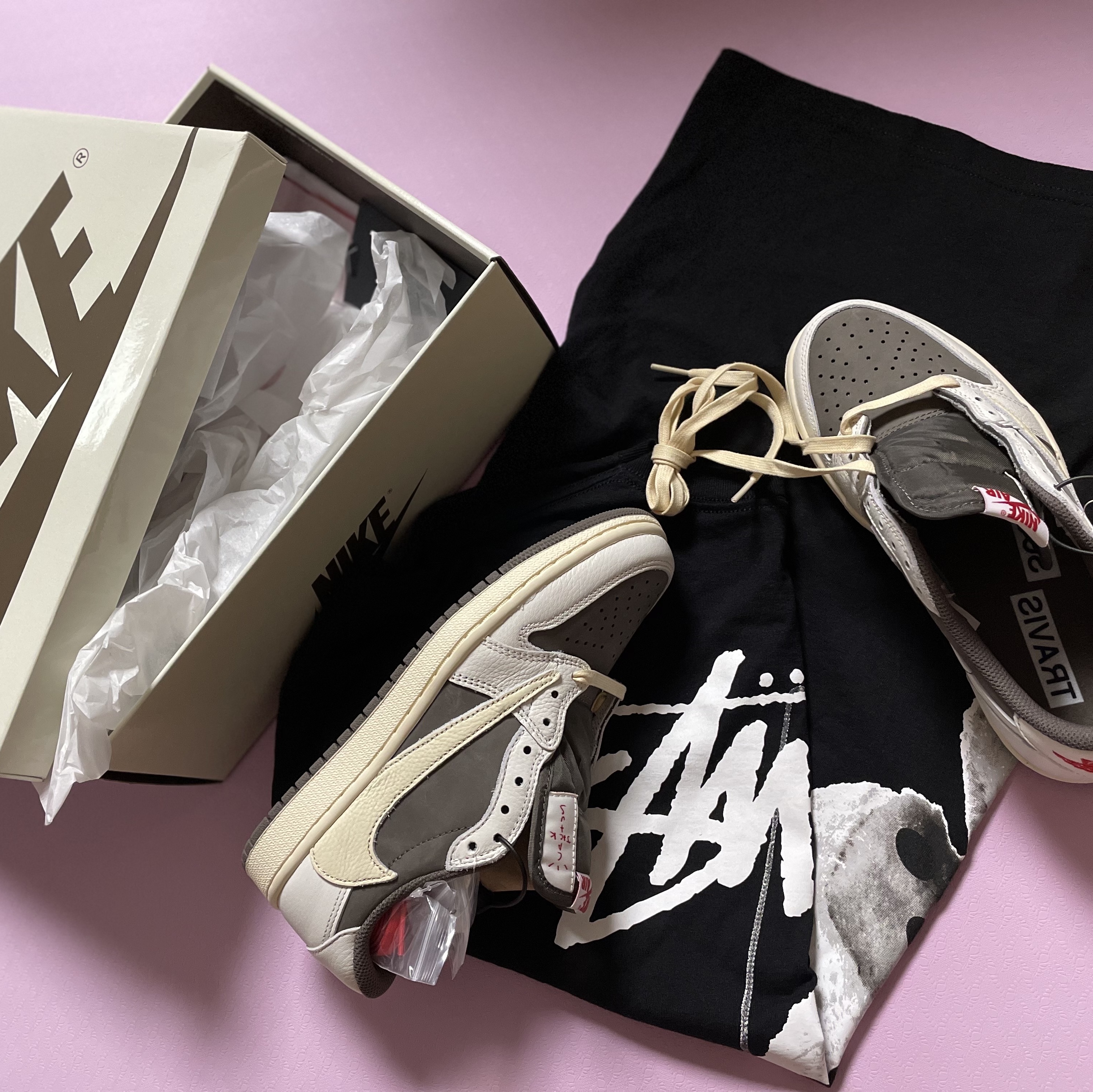 Jordan 1 x Travis Scott Retro Low OG SP Sail and Ridgerock, Stussy Fuzzy Dice T-Shirt Black 착용 스타일