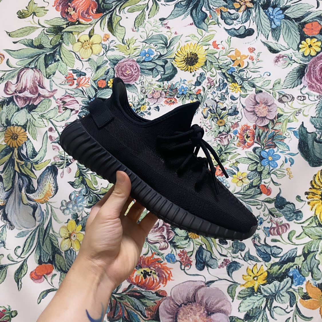 Adidas Yeezy Boost 350 V2 Onyx 착용 스타일 - 1