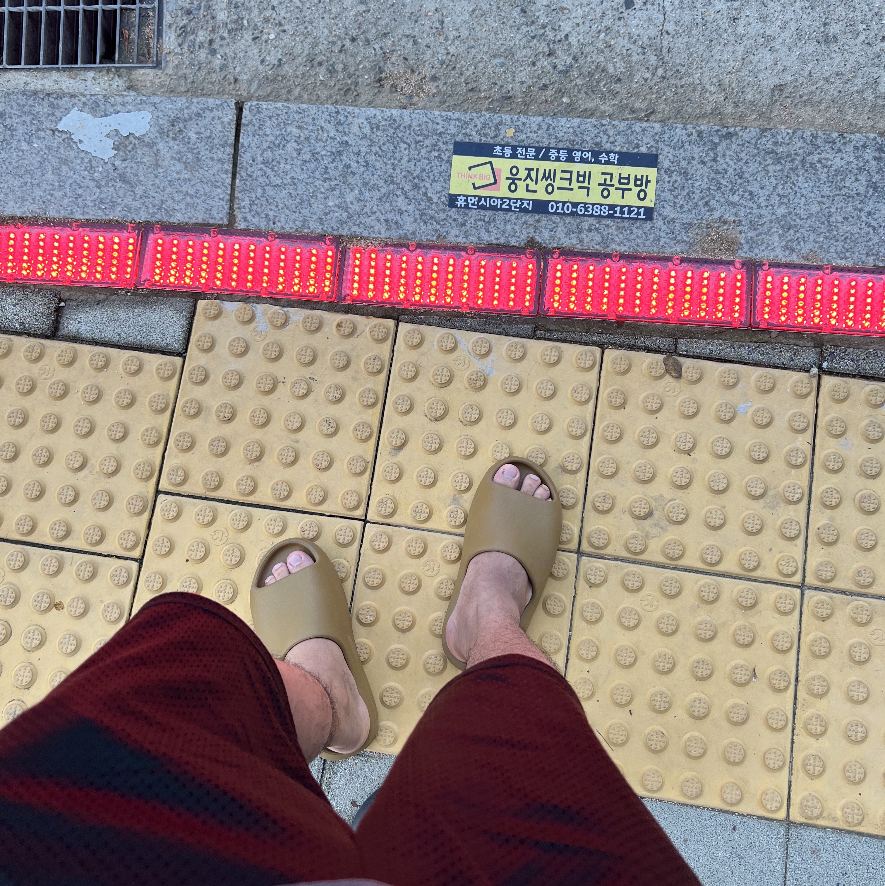 Adidas Yeezy Slide Ochre 착용 스타일 - 2