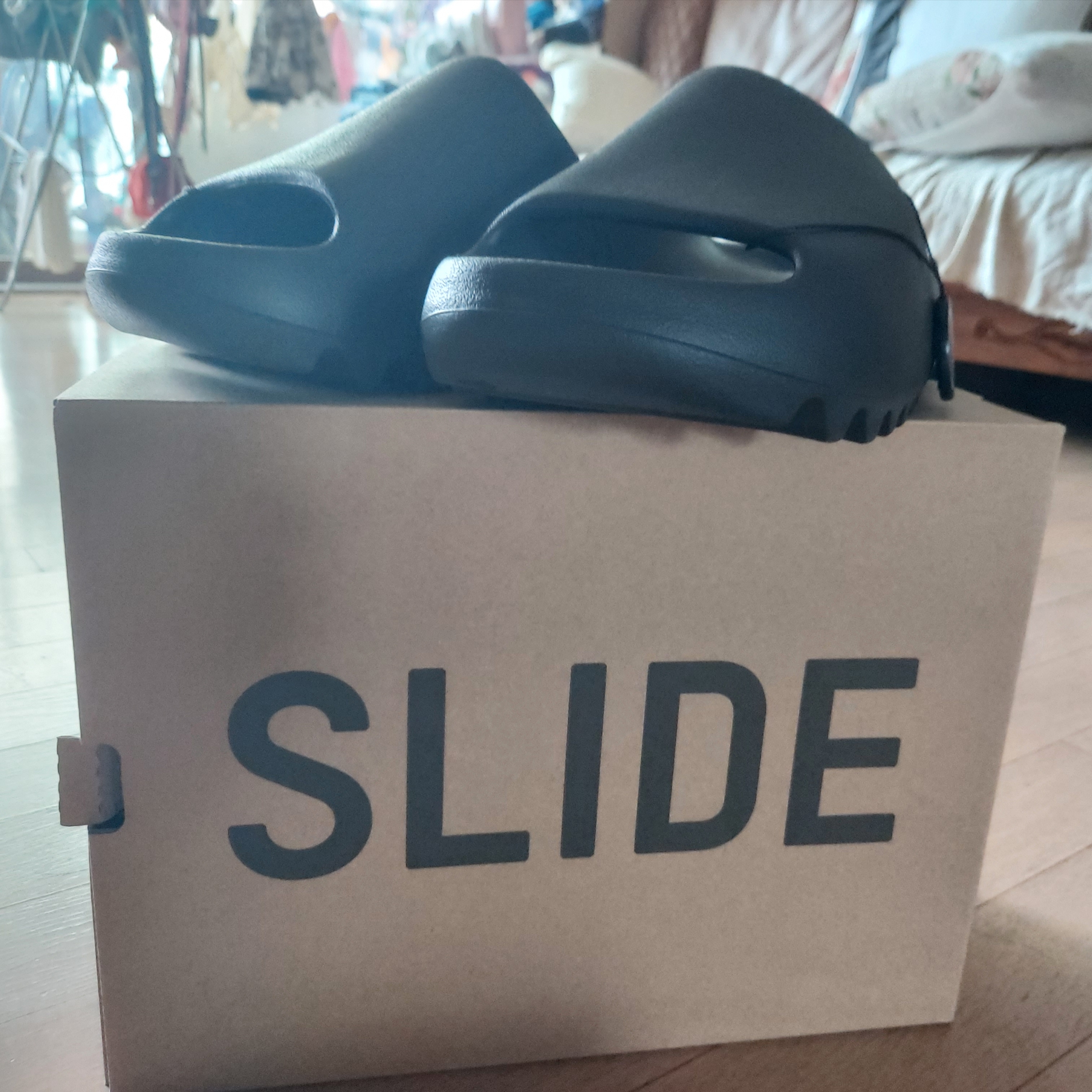 Adidas Yeezy Slide Onyx 착용 스타일 - 2