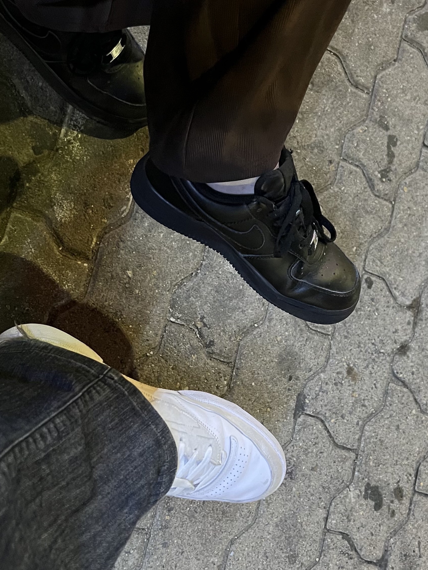 Reebok x Maison Margiela Club C Memory of Shoes White, Nike Air Force 1 '07 Low Triple Black 착용 스타일