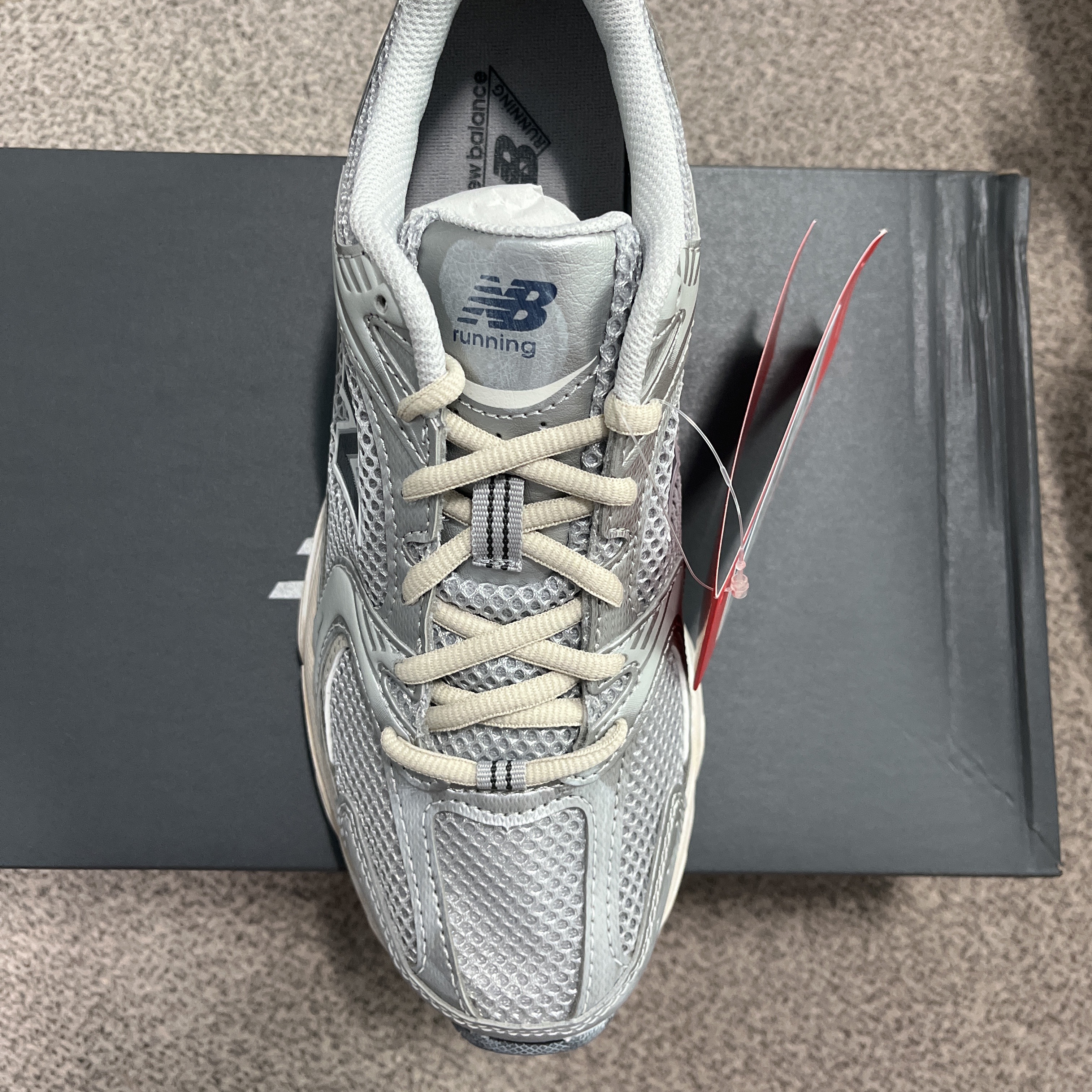 New Balance 530 Vintage Metallic Silver 착용 스타일 - 2