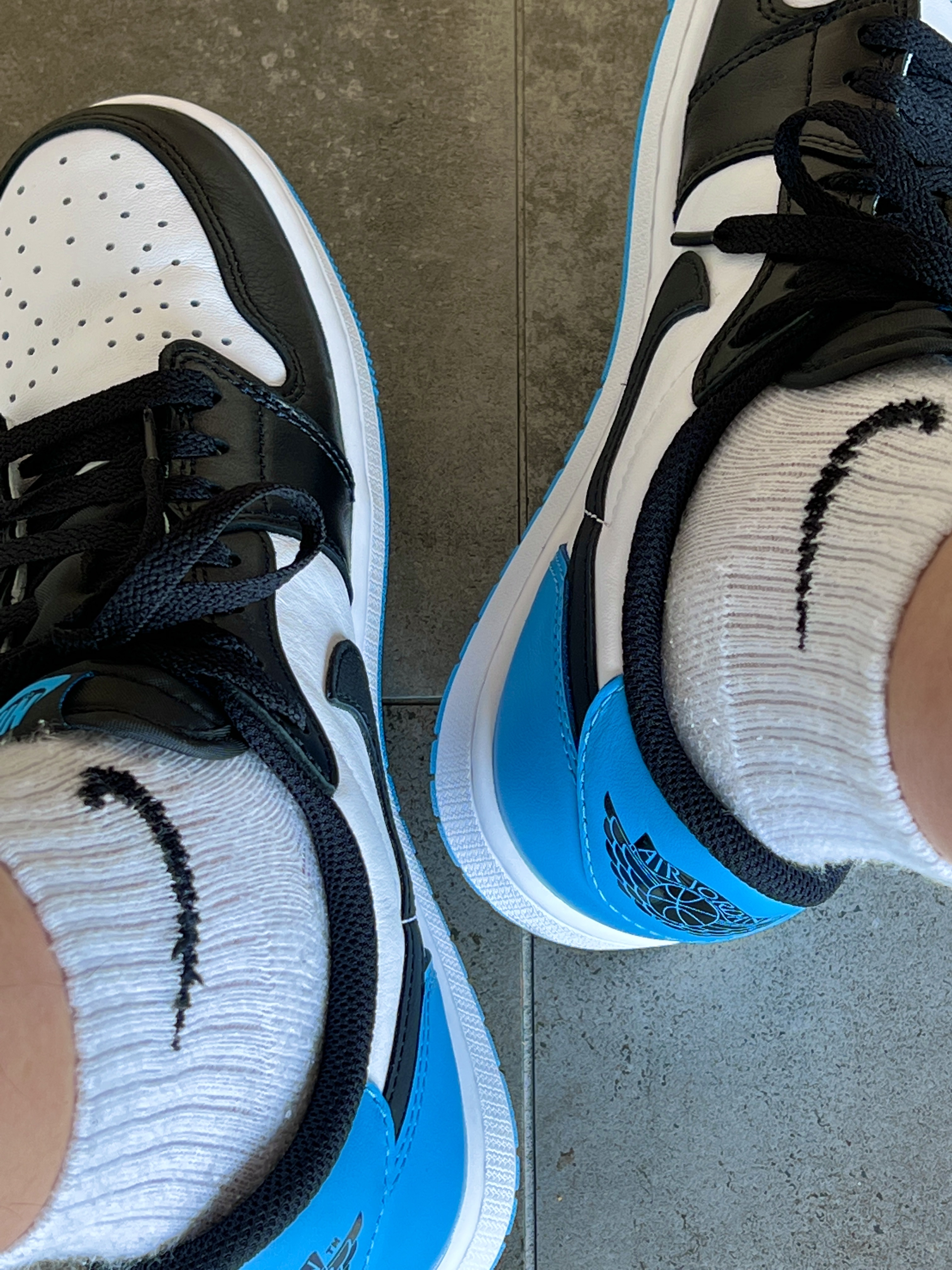 Jordan 1 Retro Low OG Black and Dark Powder Blue 착용 스타일