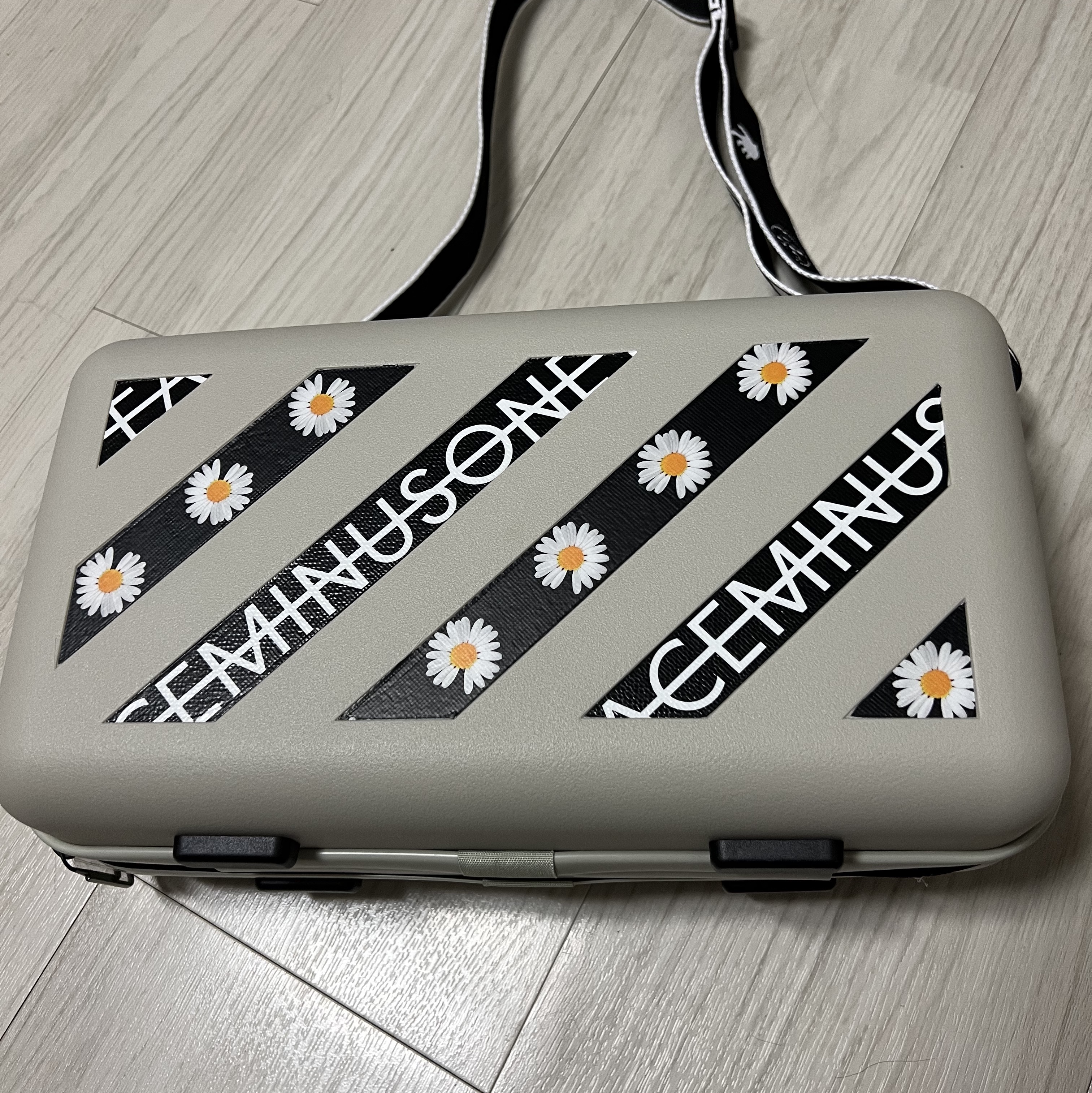 Off-White x Amore Pacific Protection Box (Without Cosmetics) 착용 스타일