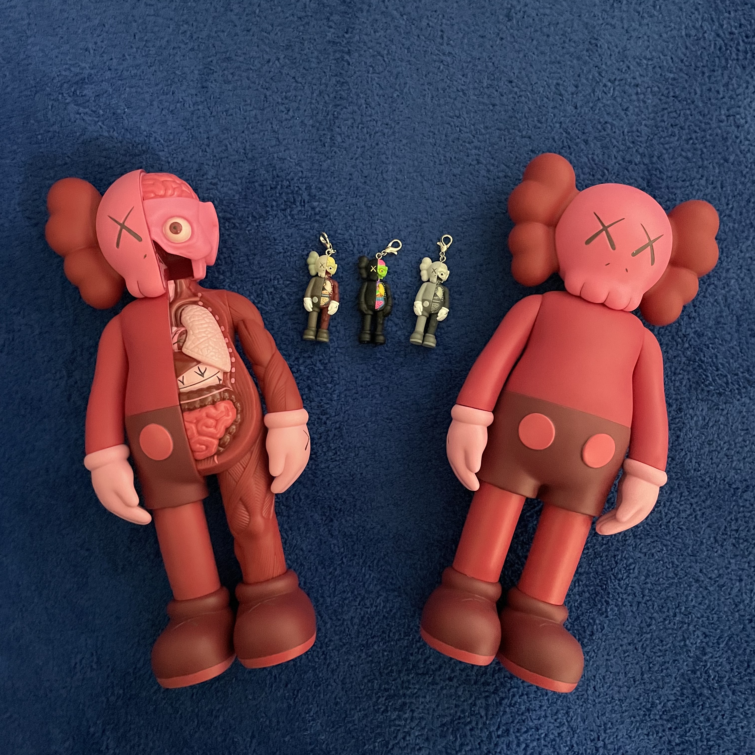 Kaws Companion Flayed Open Edition Vinyl Figure Blush, Kaws Companion Open Edition Vinyl Figure Blush 착용 스타일