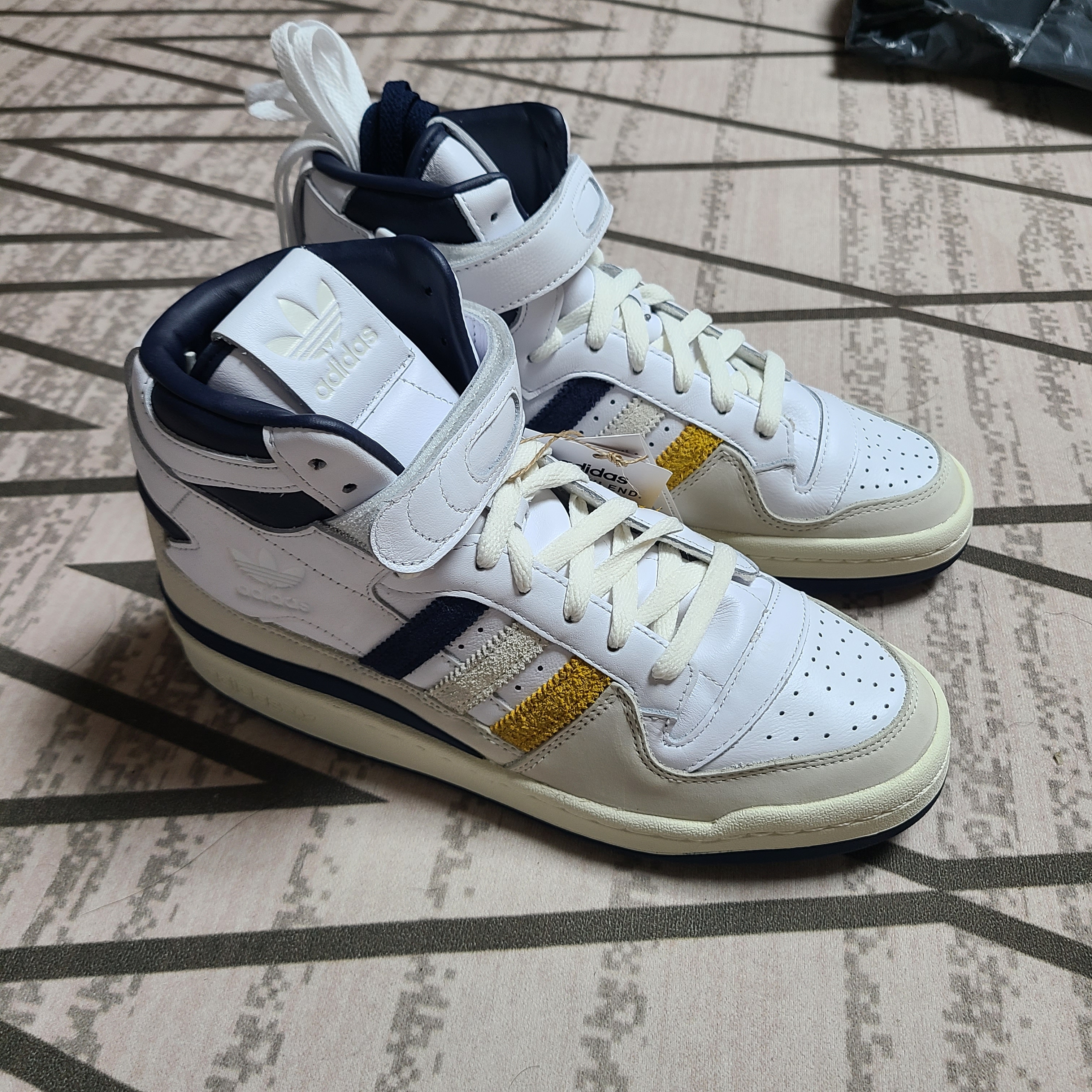 Adidas x END. Forum High Varsity 착용 스타일