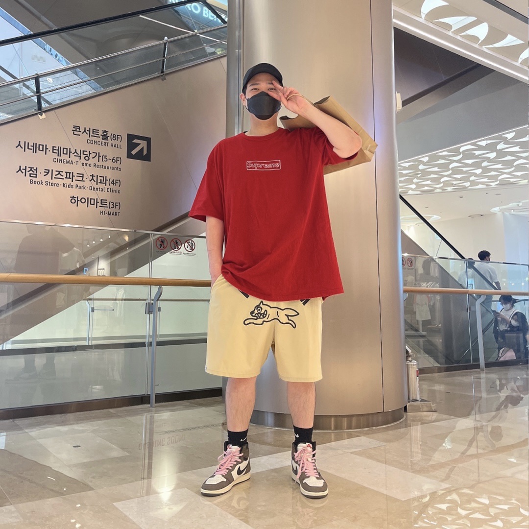 Supreme x Kaws Chalk Logo T-Shirt Red - 21SS, Jordan 1 x Travis Scott Retro High OG SP Mocha 착용 스타일