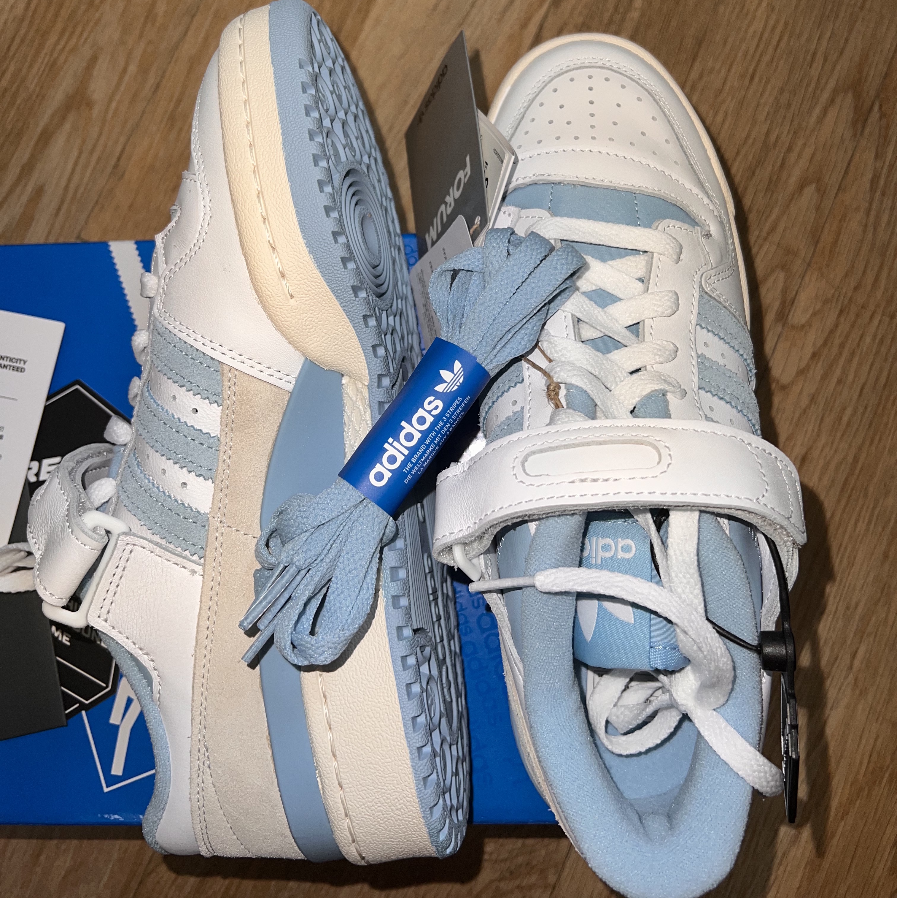 Adidas Forum 84 Low Clear Blue 착용 스타일 - 1