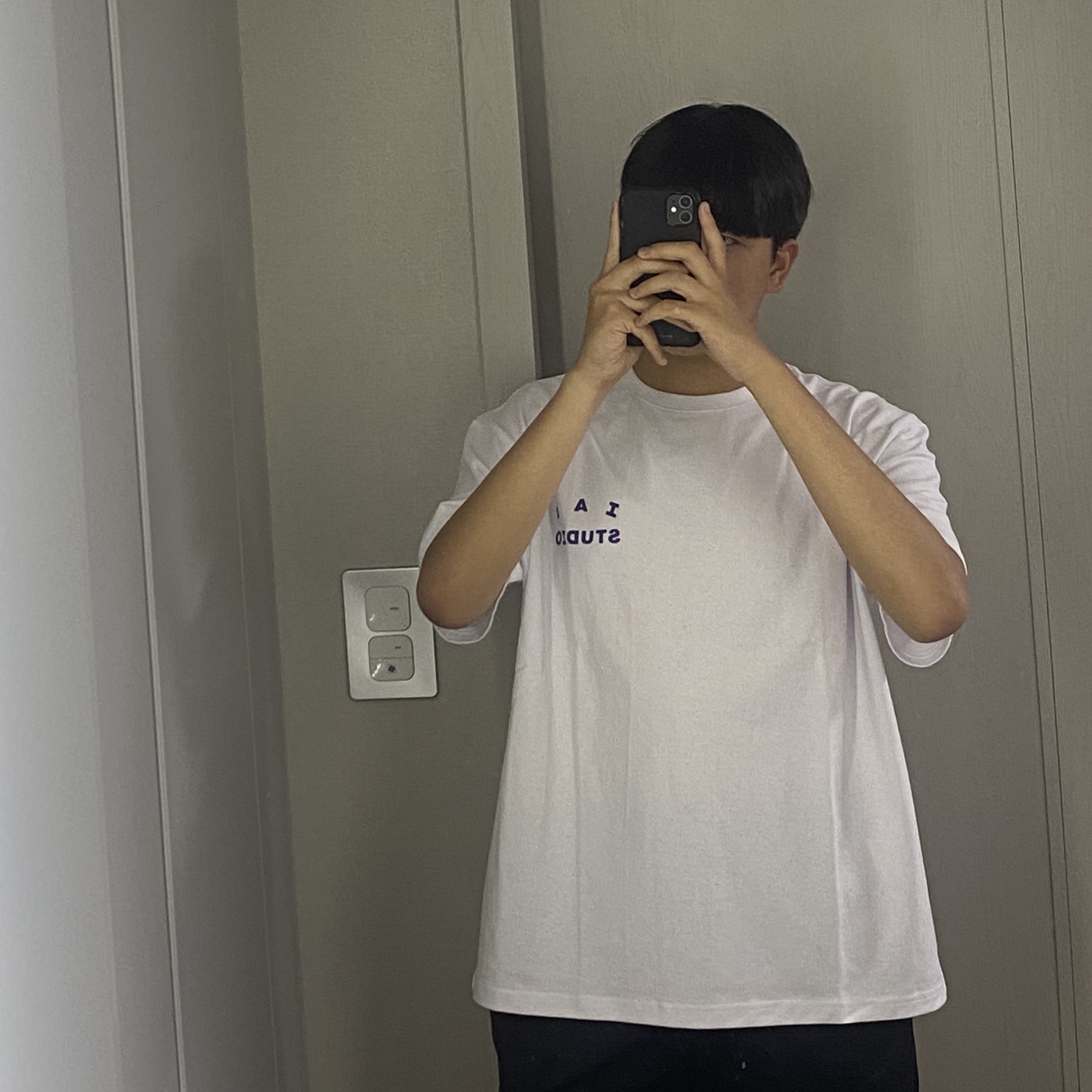 IAB Studio T-Shirt White Navy - 22FW 착용 스타일