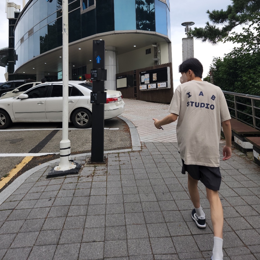 IAB Studio Pigment T-Shirt Oatmeal, Nike x Sacai x Fragment LDWaffle Blackened Blue 착용 스타일