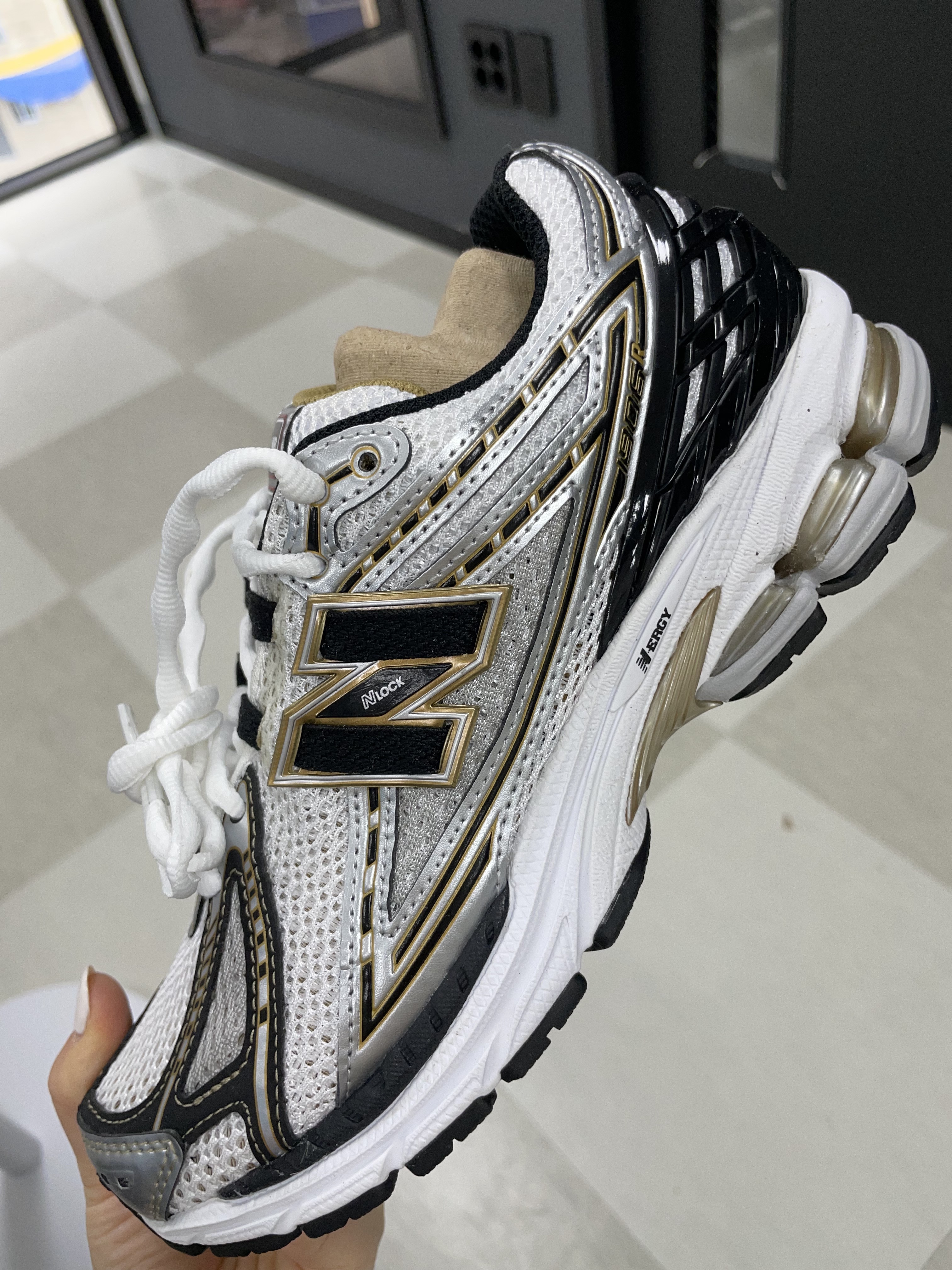 New Balance 1906R White Gold 착용 스타일