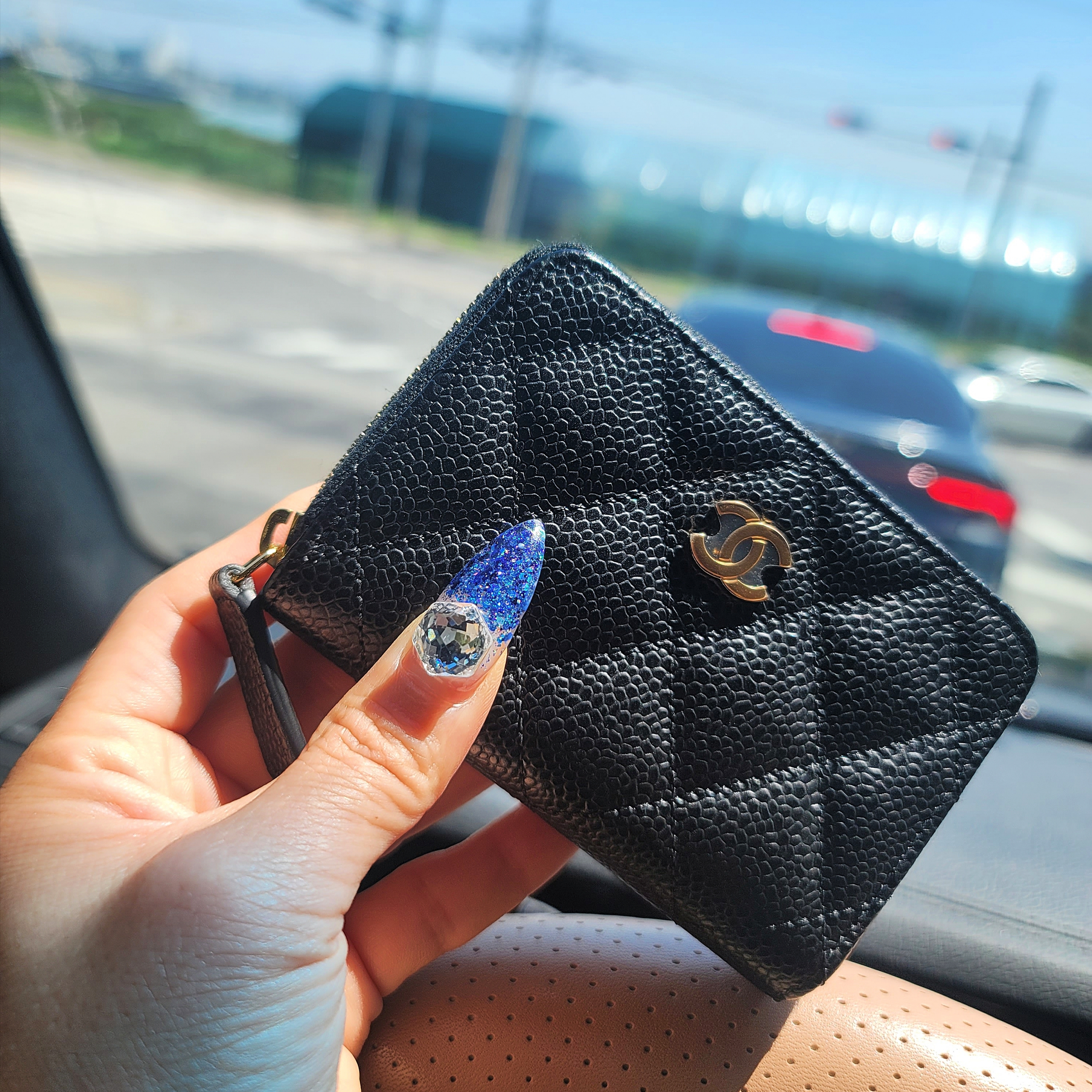 Chanel Classic Zipped Coin Purse Grained Calfskin & Gold Black 착용 스타일