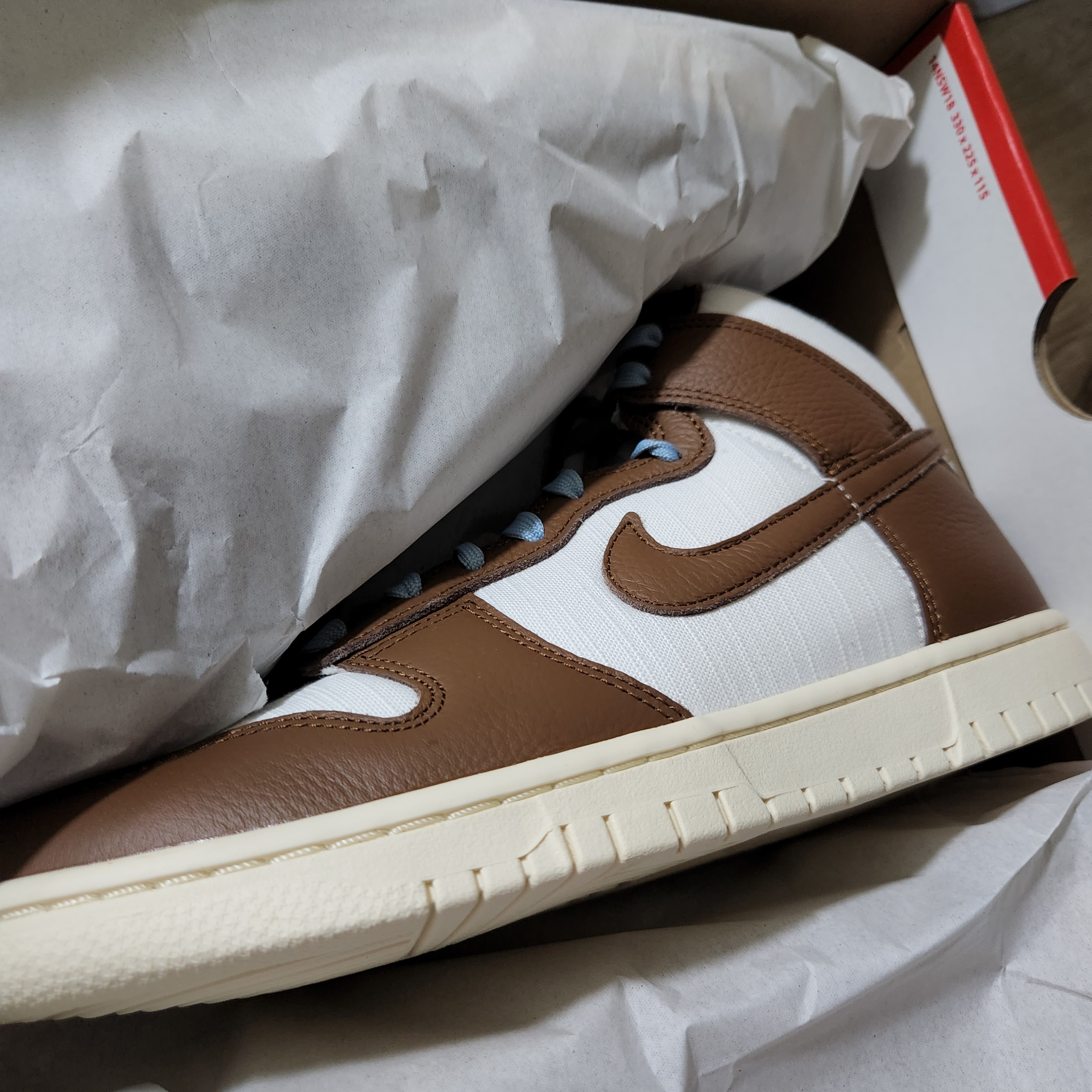 Nike Dunk High PRM Pecan and Sail 착용 스타일