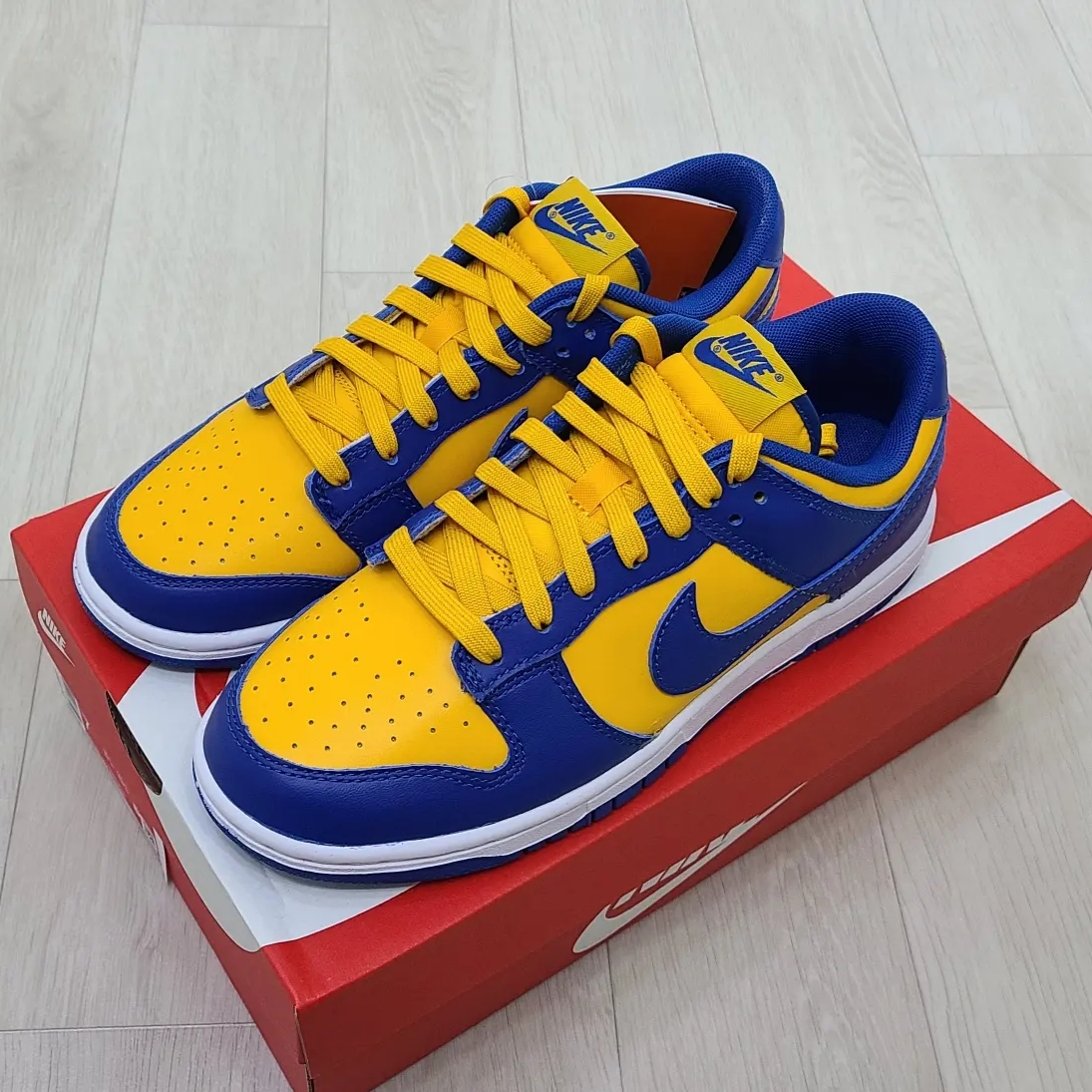 Nike Dunk Low Retro Blue Jay and University Gold 착용 스타일 - 2