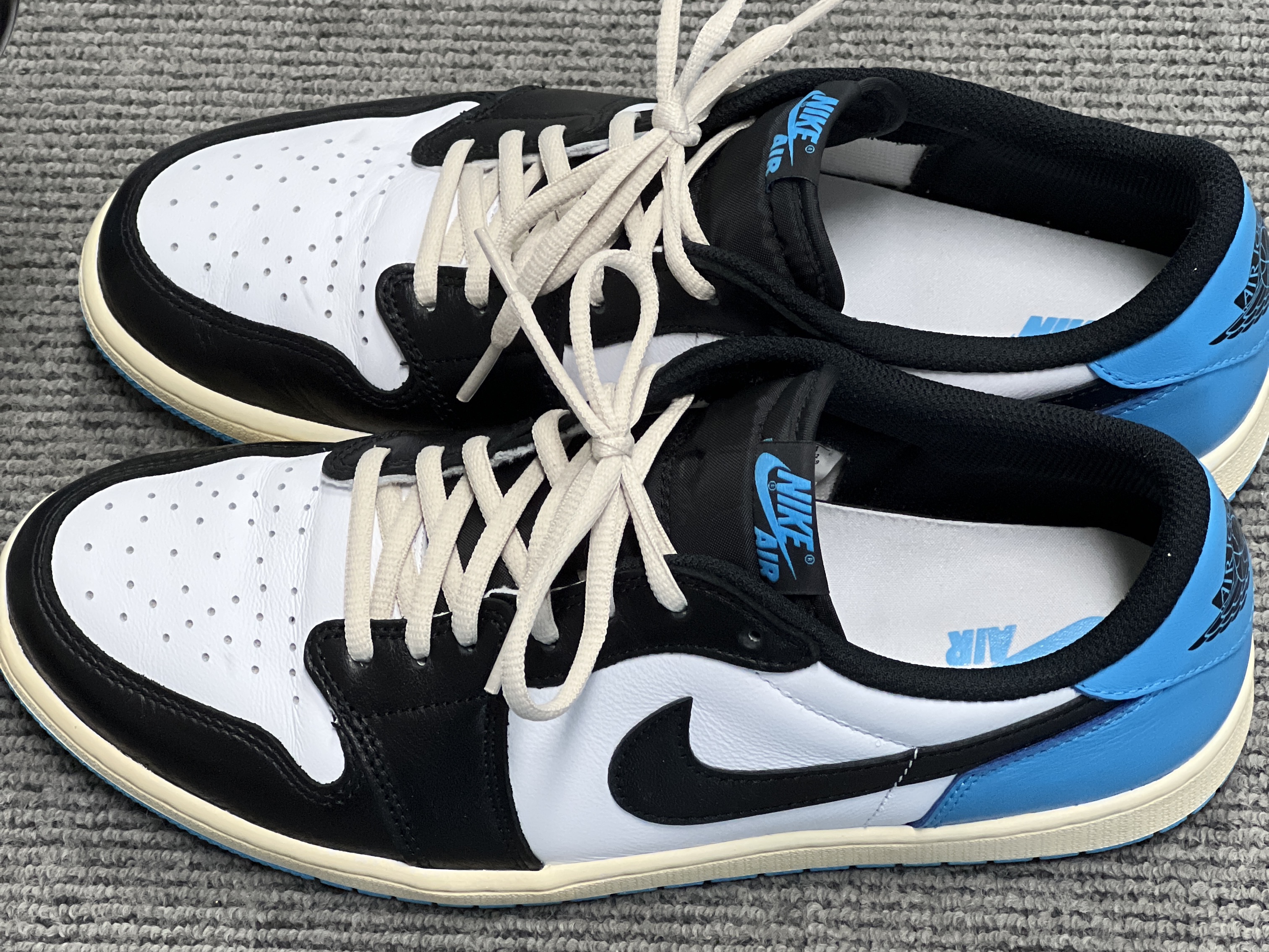 Jordan 1 Retro Low OG Black and Dark Powder Blue 착용 스타일 - 2