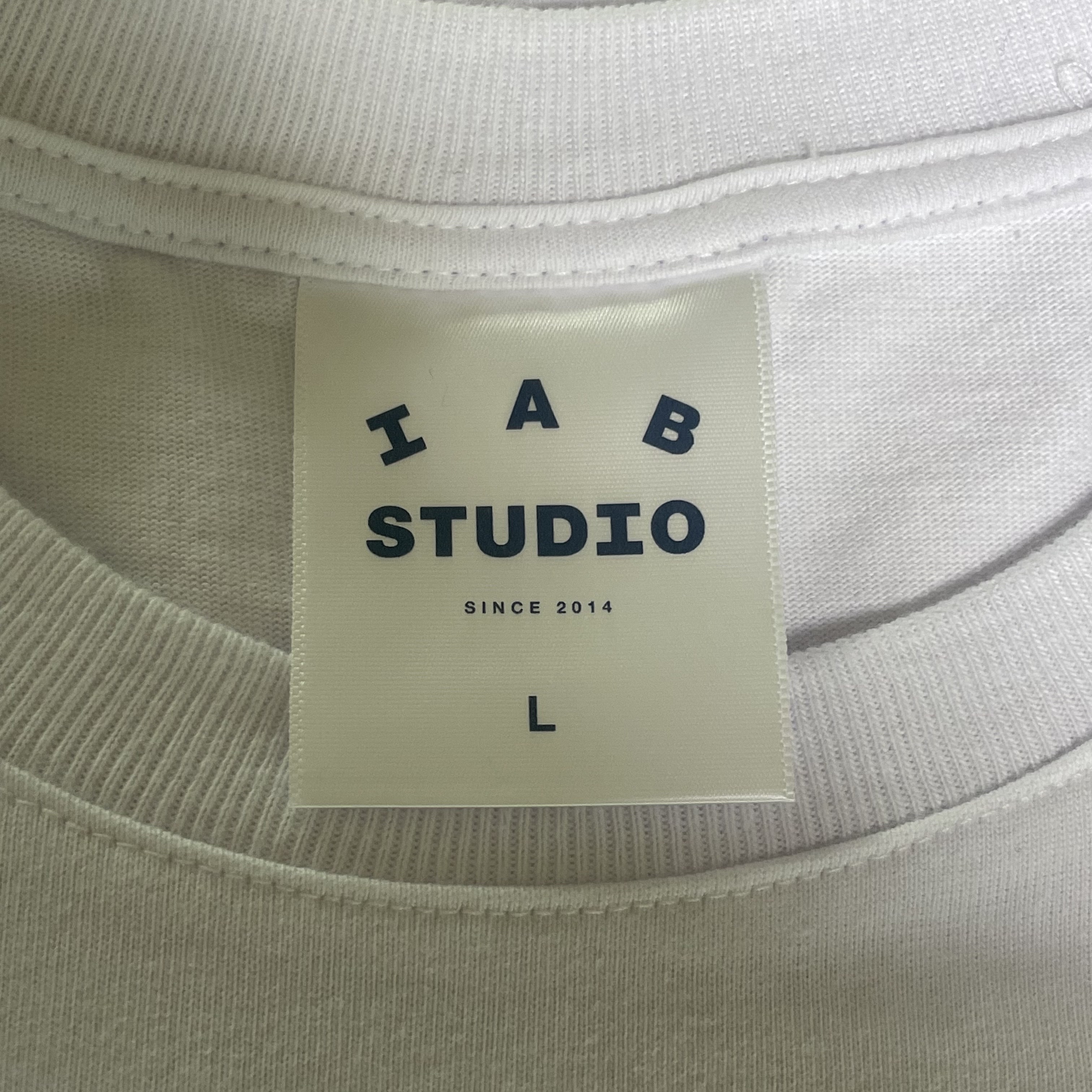 IAB Studio T-Shirt White Navy - 22FW 착용 스타일