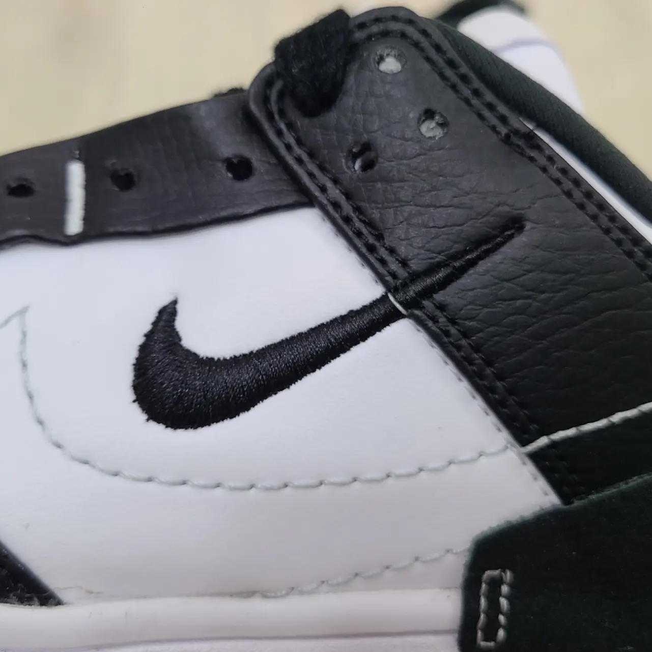 (W) Nike Dunk Low Disrupt 2 Black White 착용 스타일 - 3