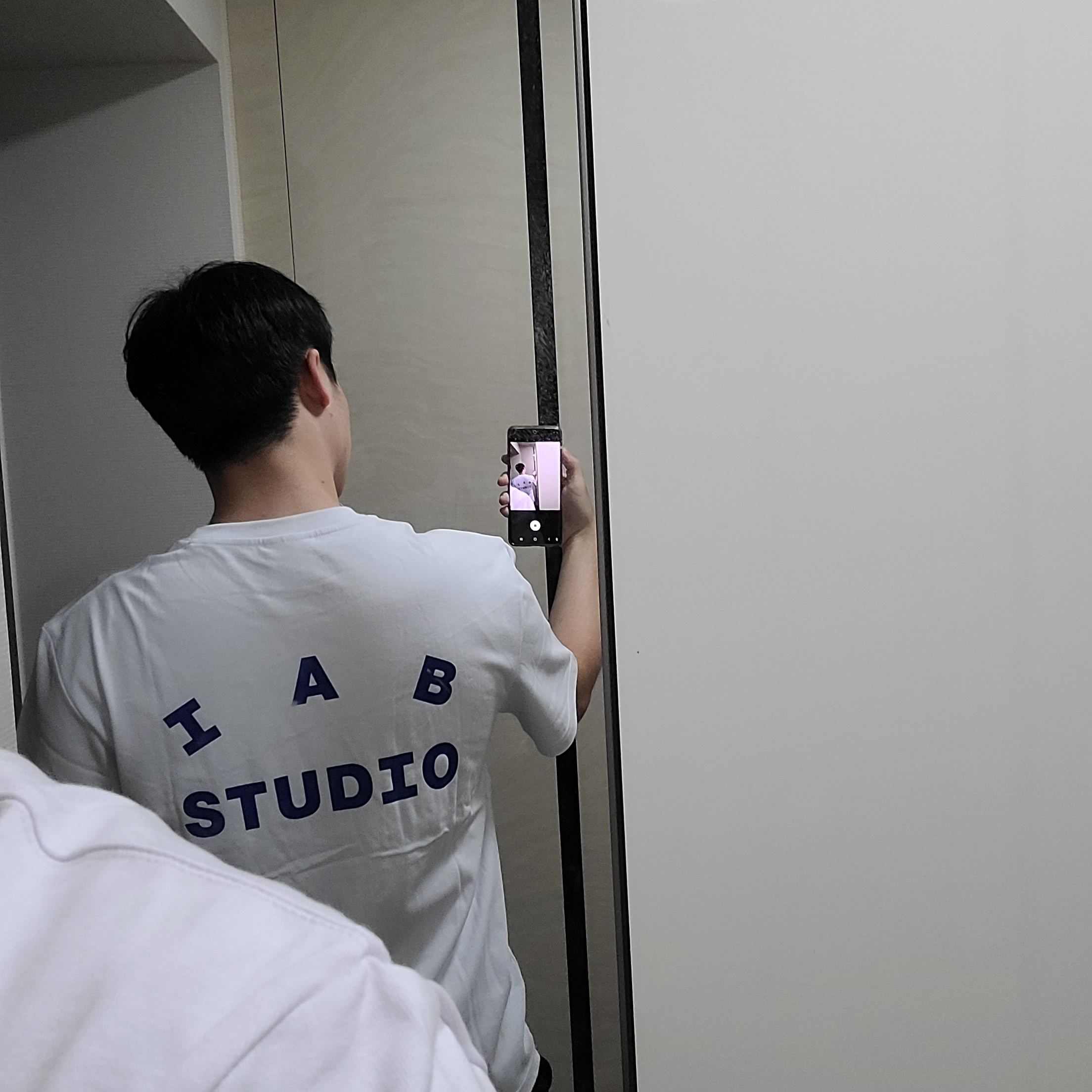 IAB Studio T-Shirt White Navy - 22FW 착용 스타일