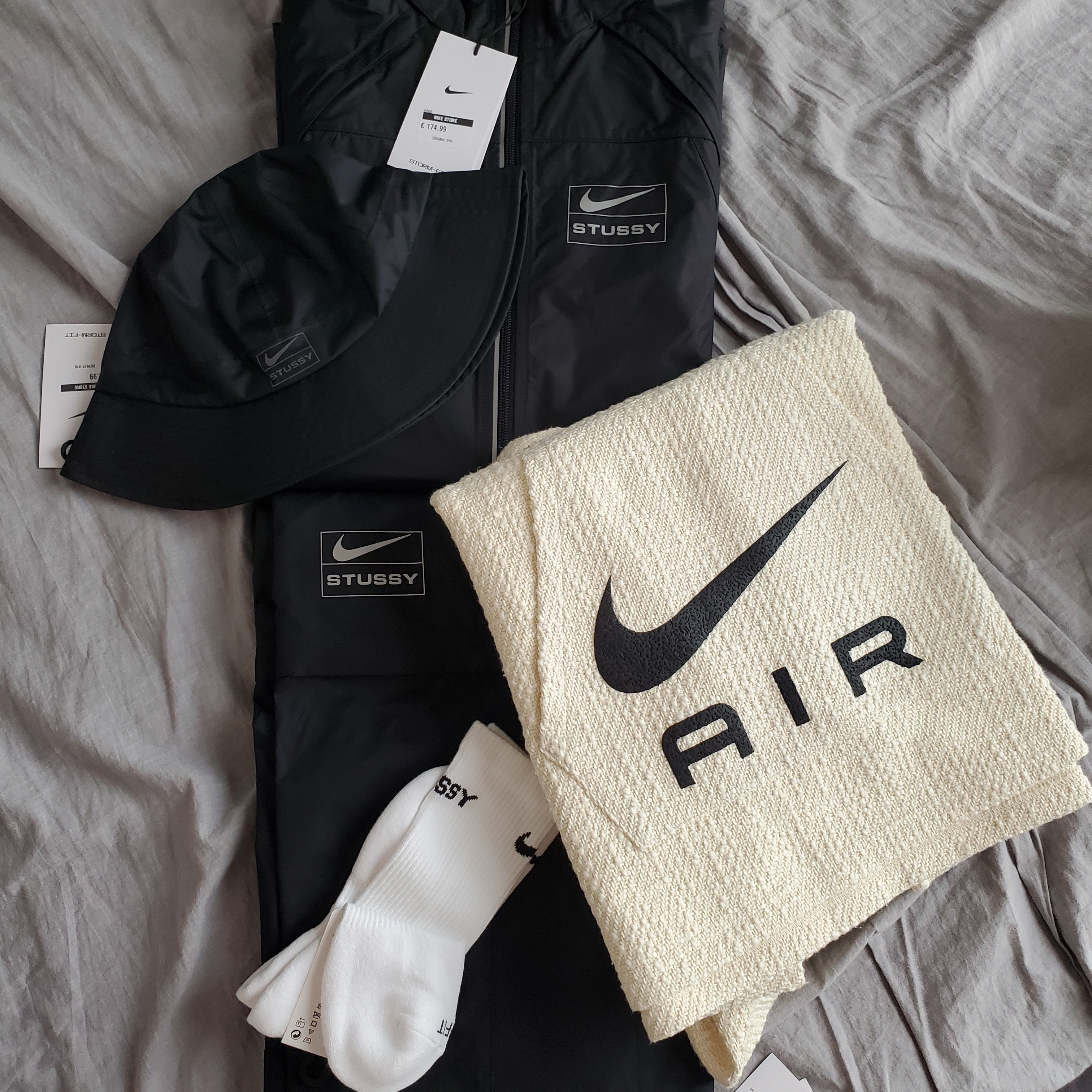 Nike x Stussy NRG FL Storm-Fit Pants Black (DO7170-010), Nike x Stussy NRG FL Storm-Fit Jacket Black (DO5304-010) 착용 스타일