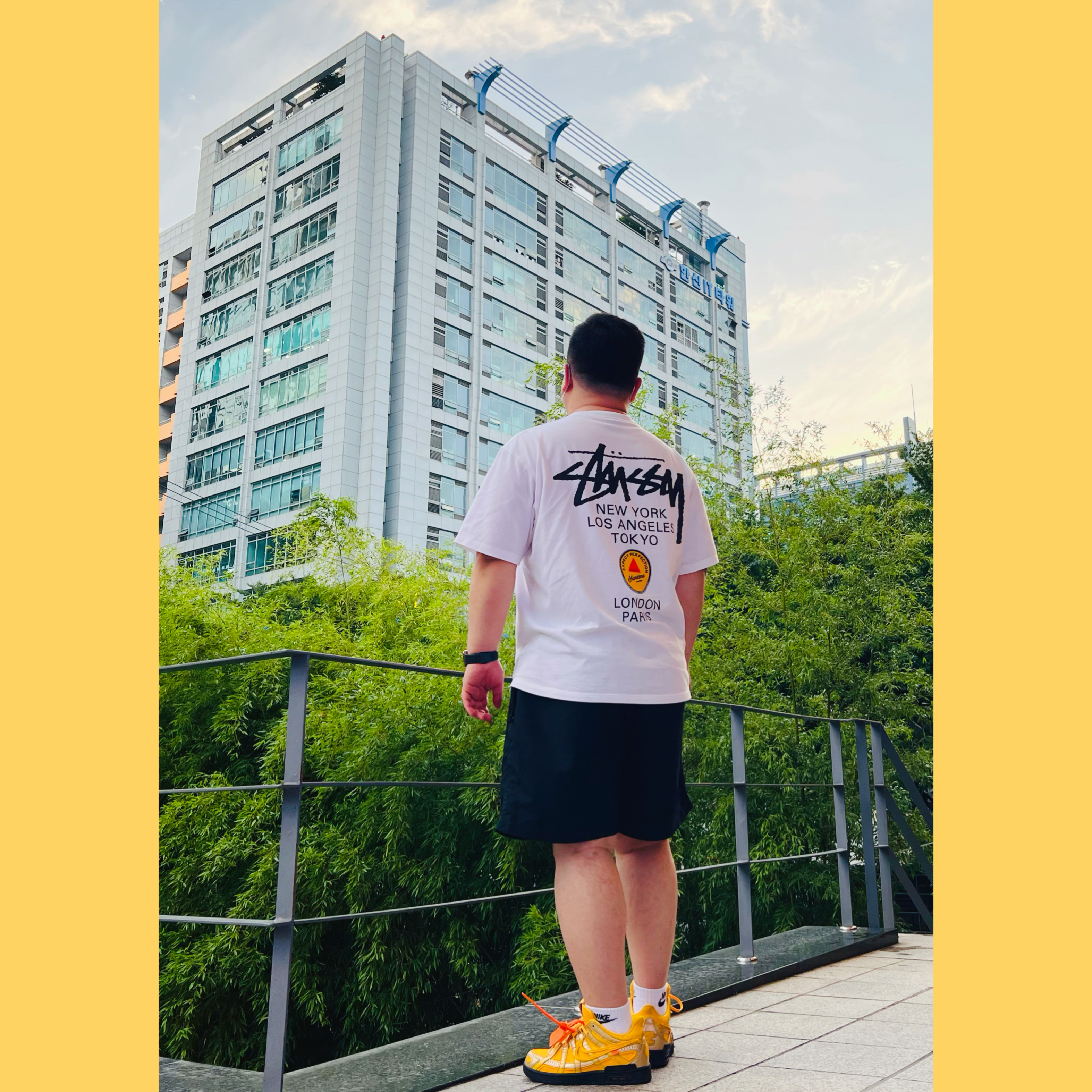 Nike x Off-White Air Rubber Dunk University Gold, Stussy x Martine Rose 40 WT T-Shirt 착용 스타일