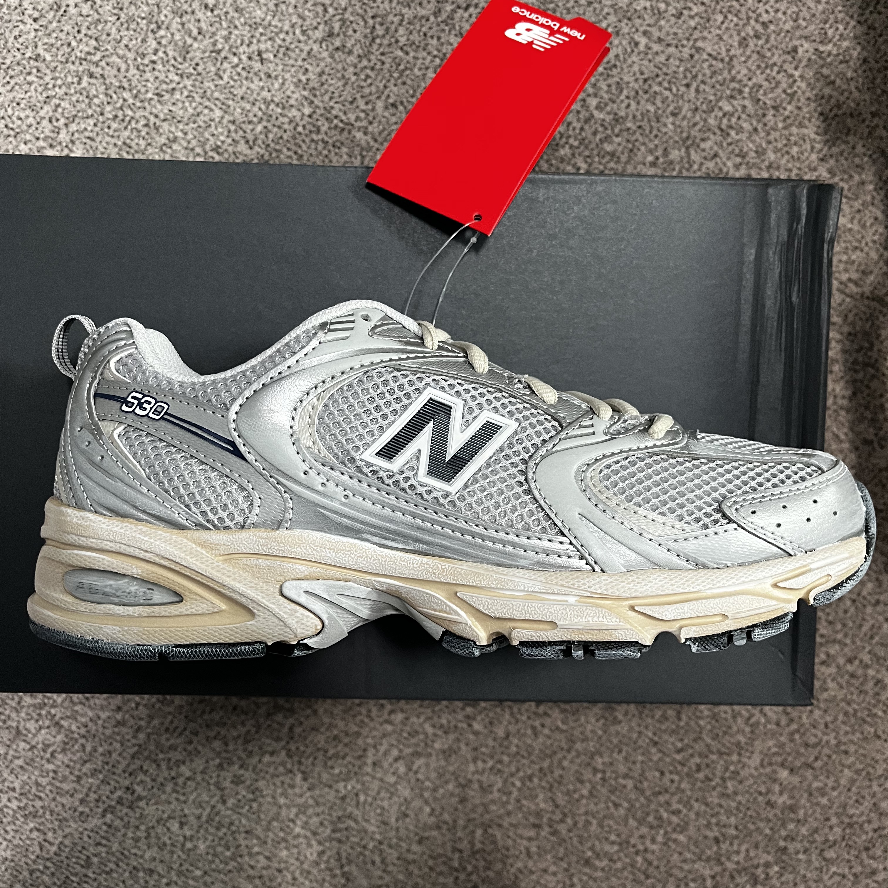 New Balance 530 Vintage Metallic Silver 착용 스타일 - 1