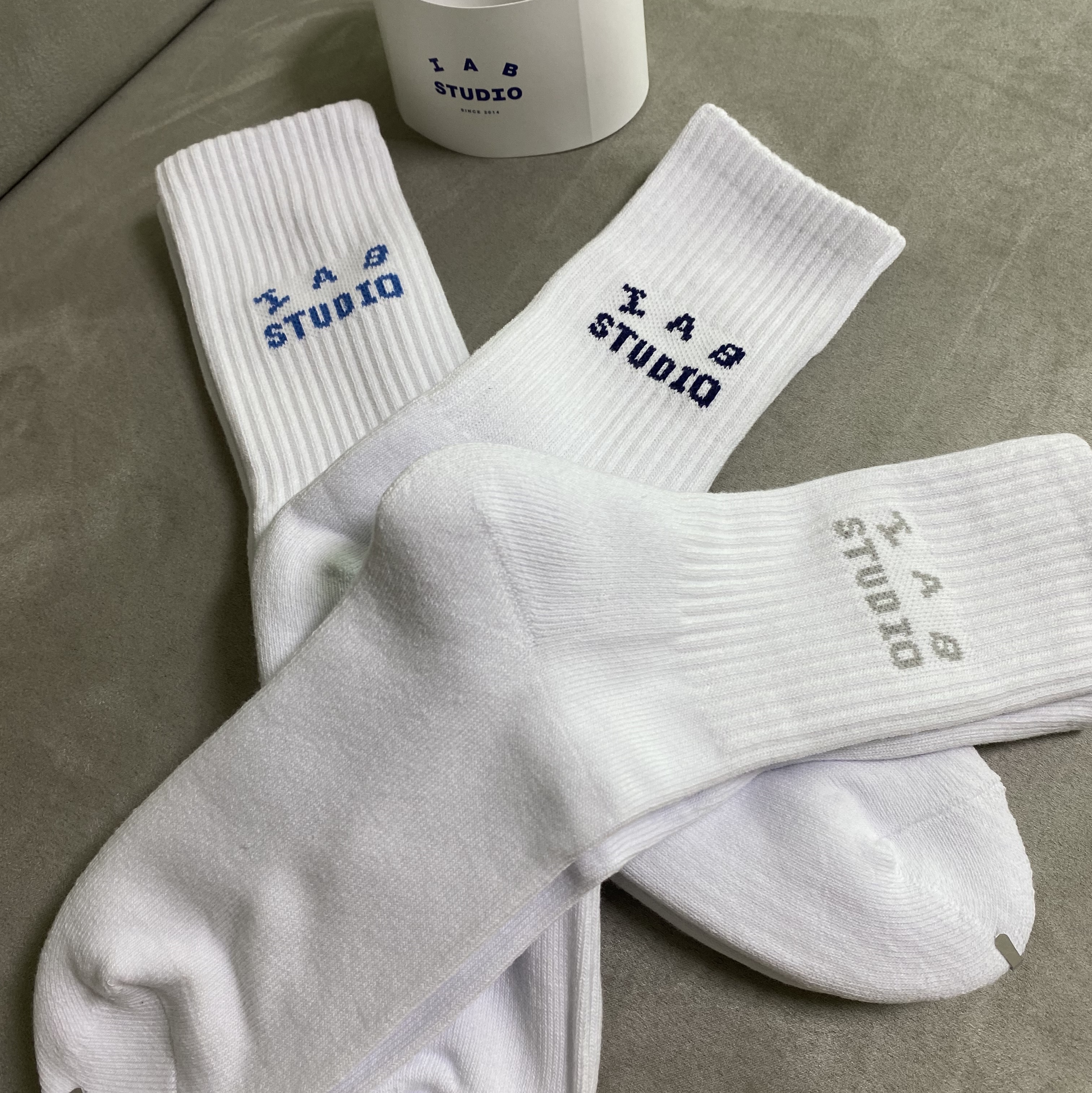IAB Studio Socks White Set 착용 스타일
