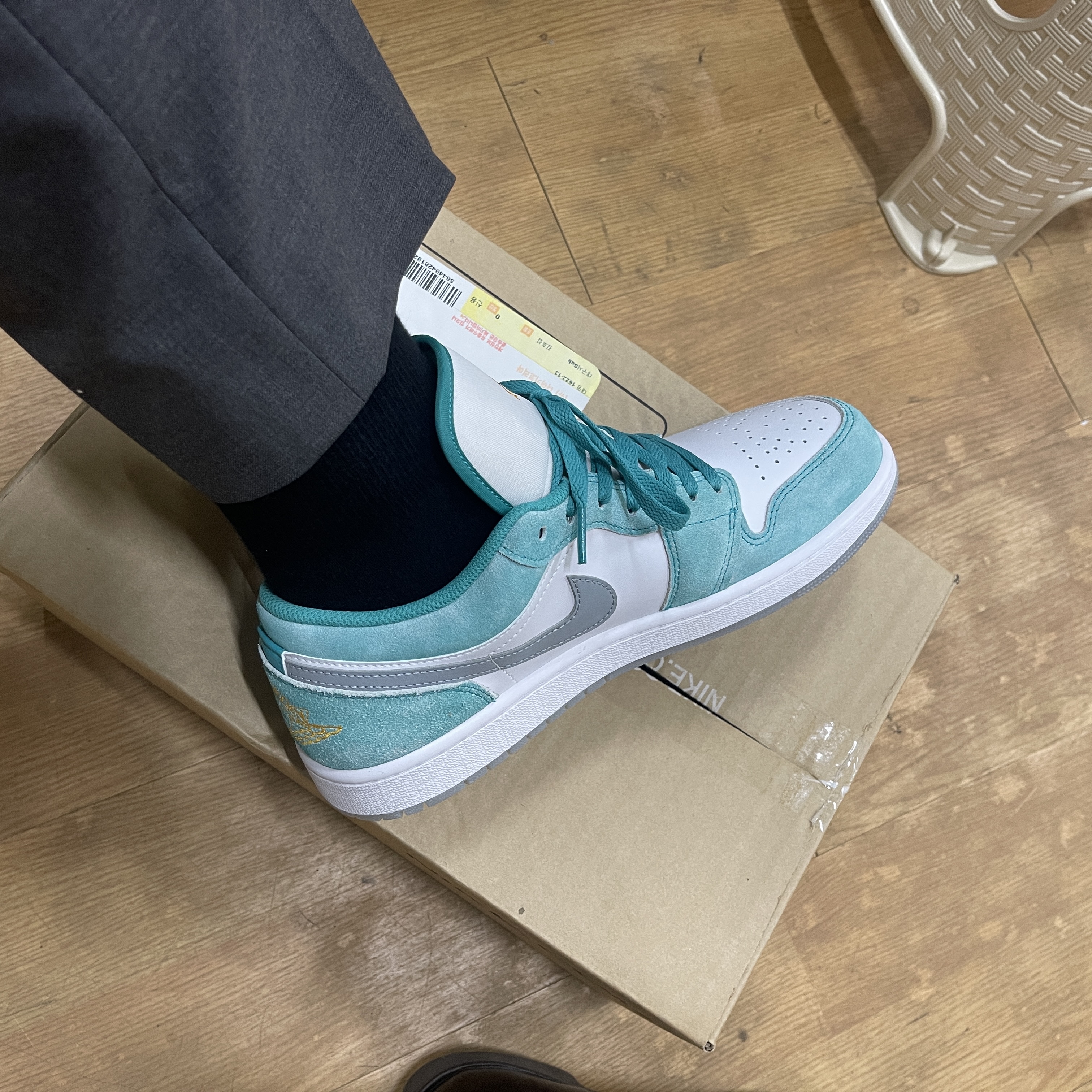 Jordan 1 Low SE New Emerald 착용 스타일 - 1