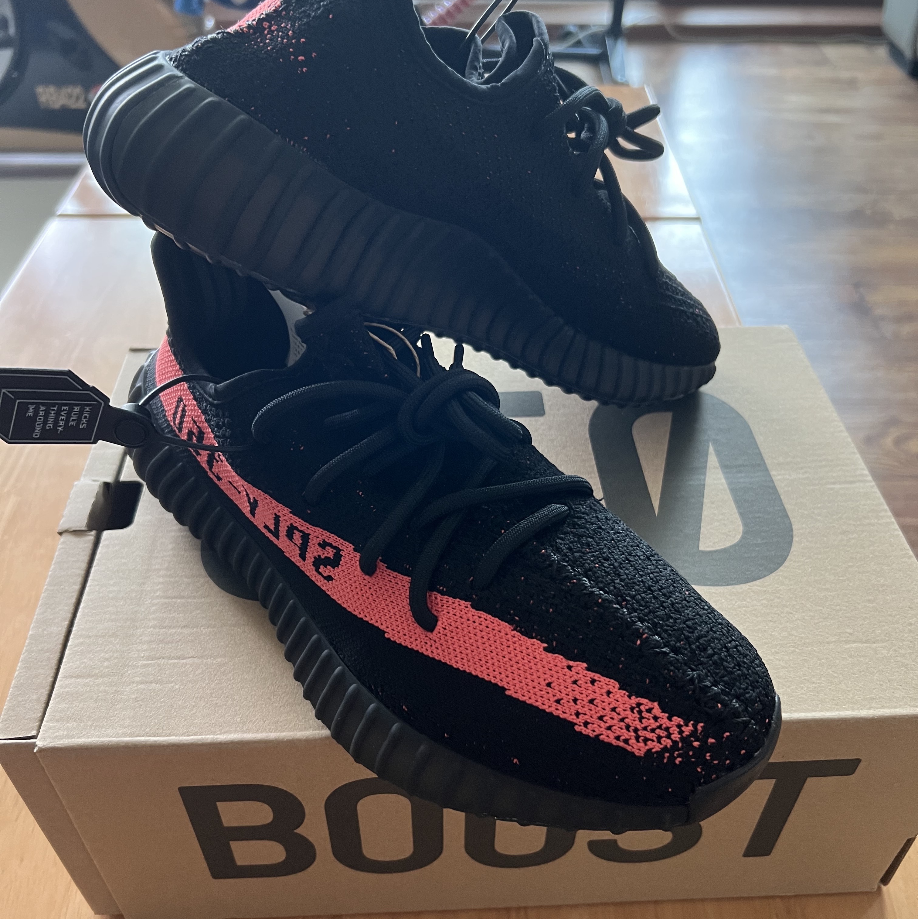 Adidas Yeezy Boost 350 V2 Core Black Red 2022/2023 착용 스타일 - 4