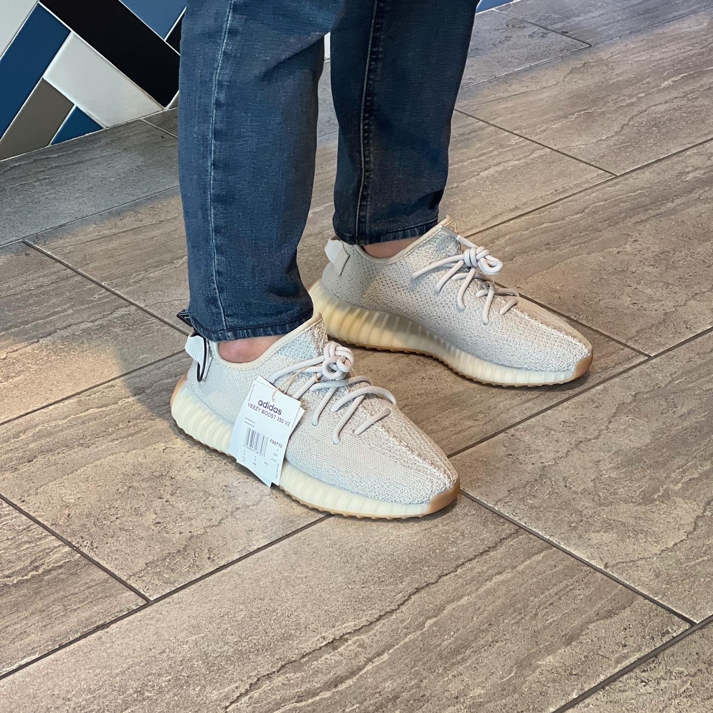 Adidas Yeezy Boost 350 V2 Sesame 2022 착용 스타일 - 2