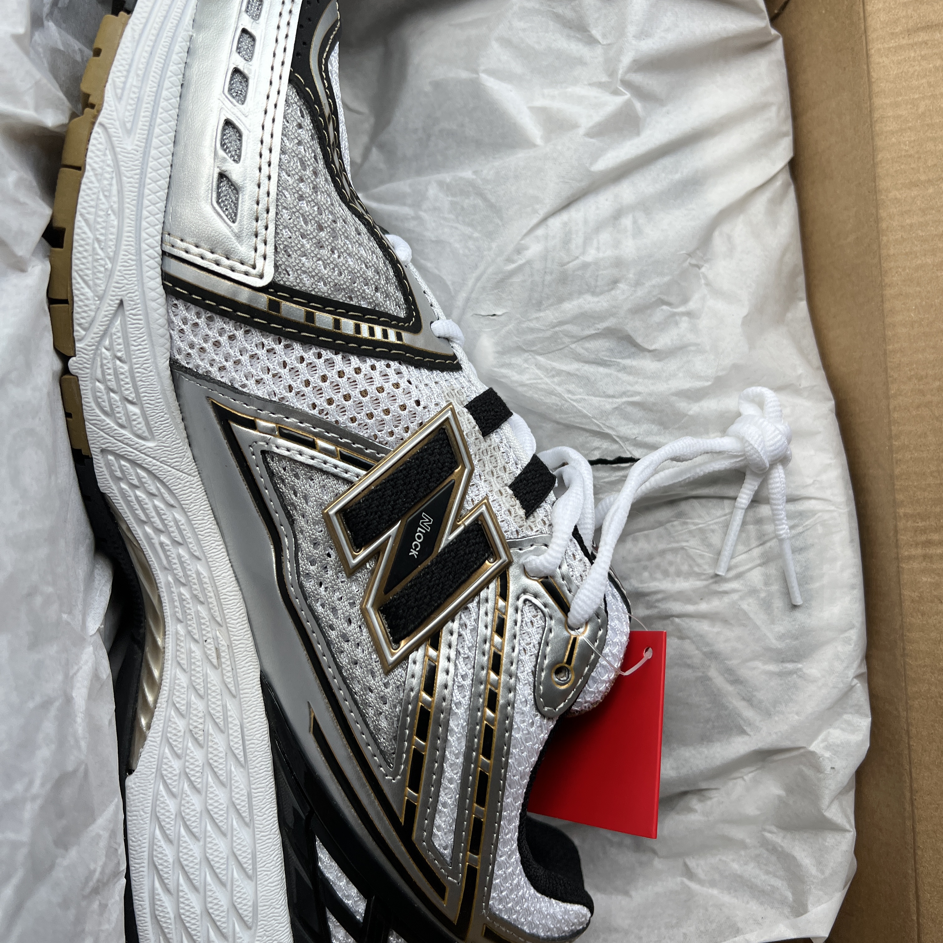 New Balance 1906R White Gold 착용 스타일