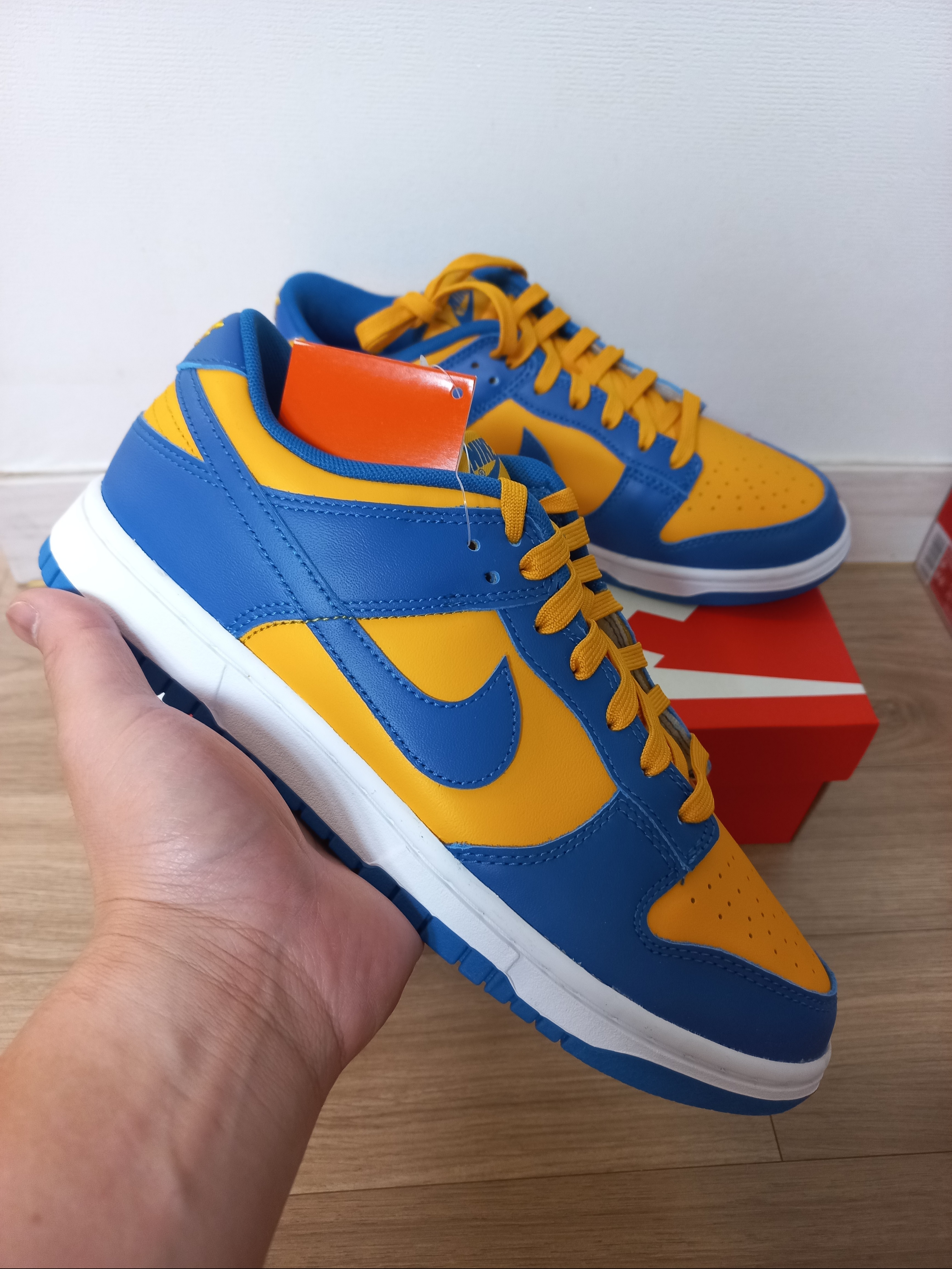 Nike Dunk Low Retro Blue Jay and University Gold 착용 스타일 - 1