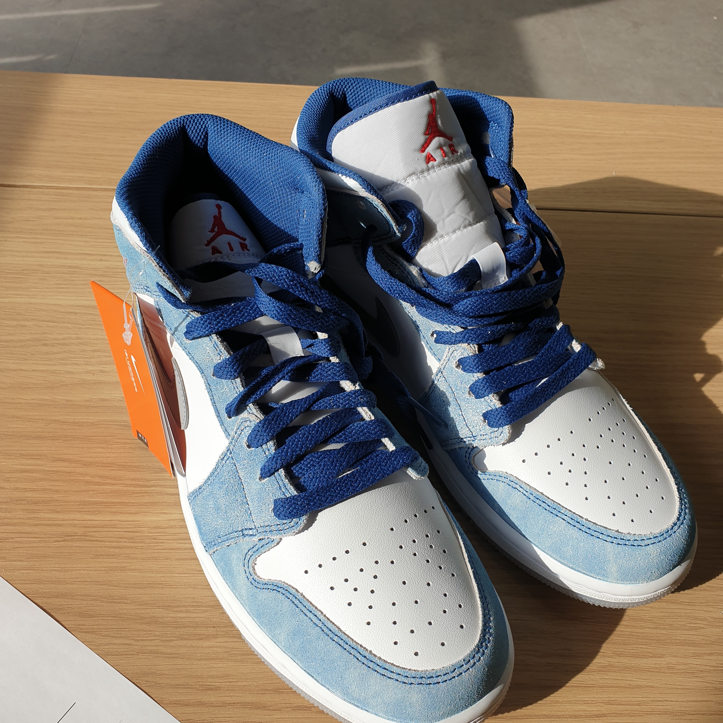 Jordan 1 Mid SE French Blue Fire Red 착용 스타일 - 1